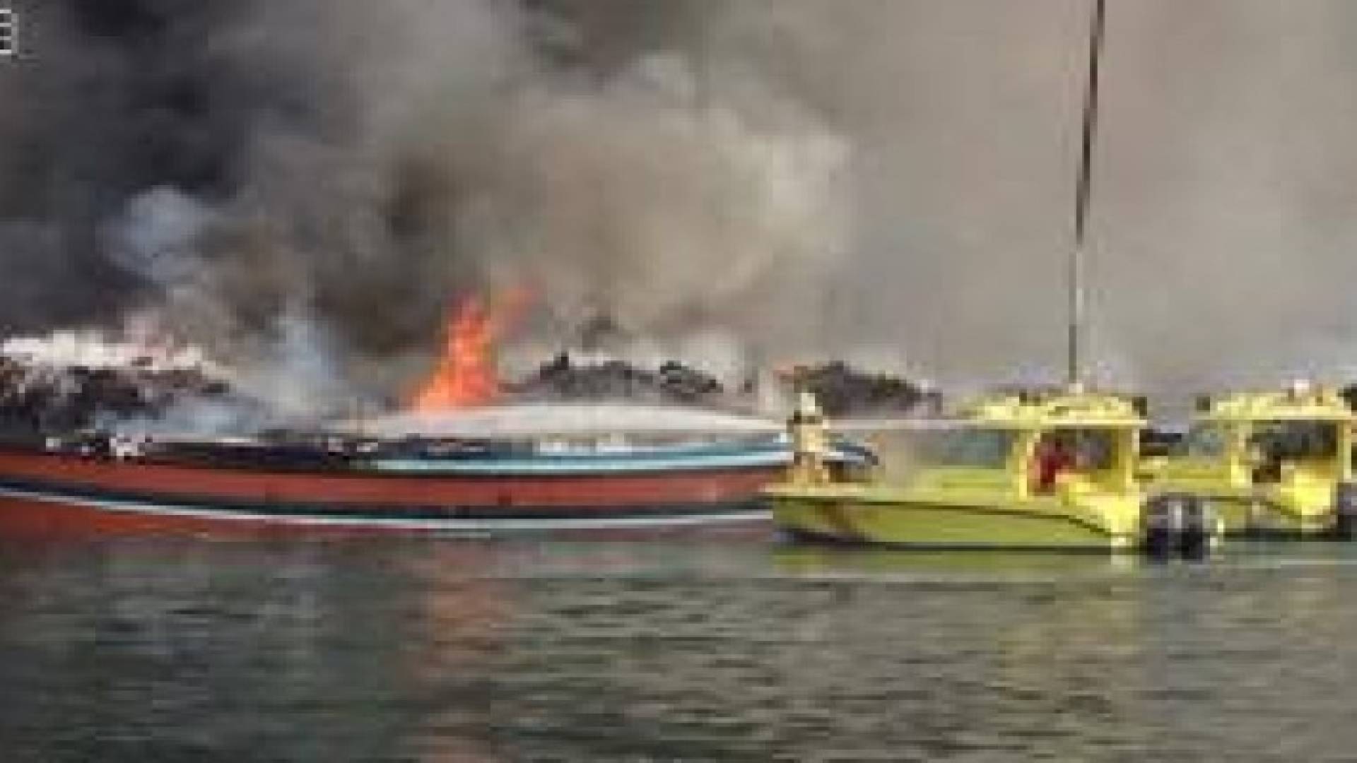 بالفيديو: حريق ضخم في ميناء "خور" الإماراتي