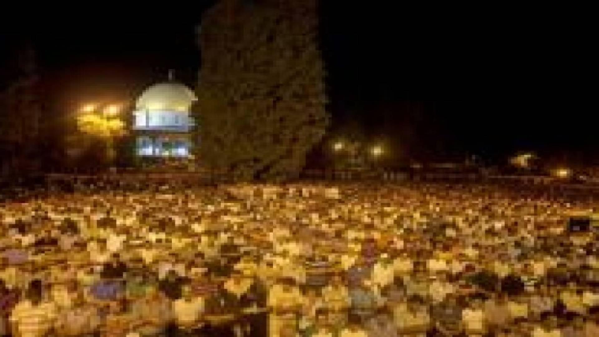 آلاف الفلسطينيين يتوافدون إلى القدس لإحياء "ليلة القدر"