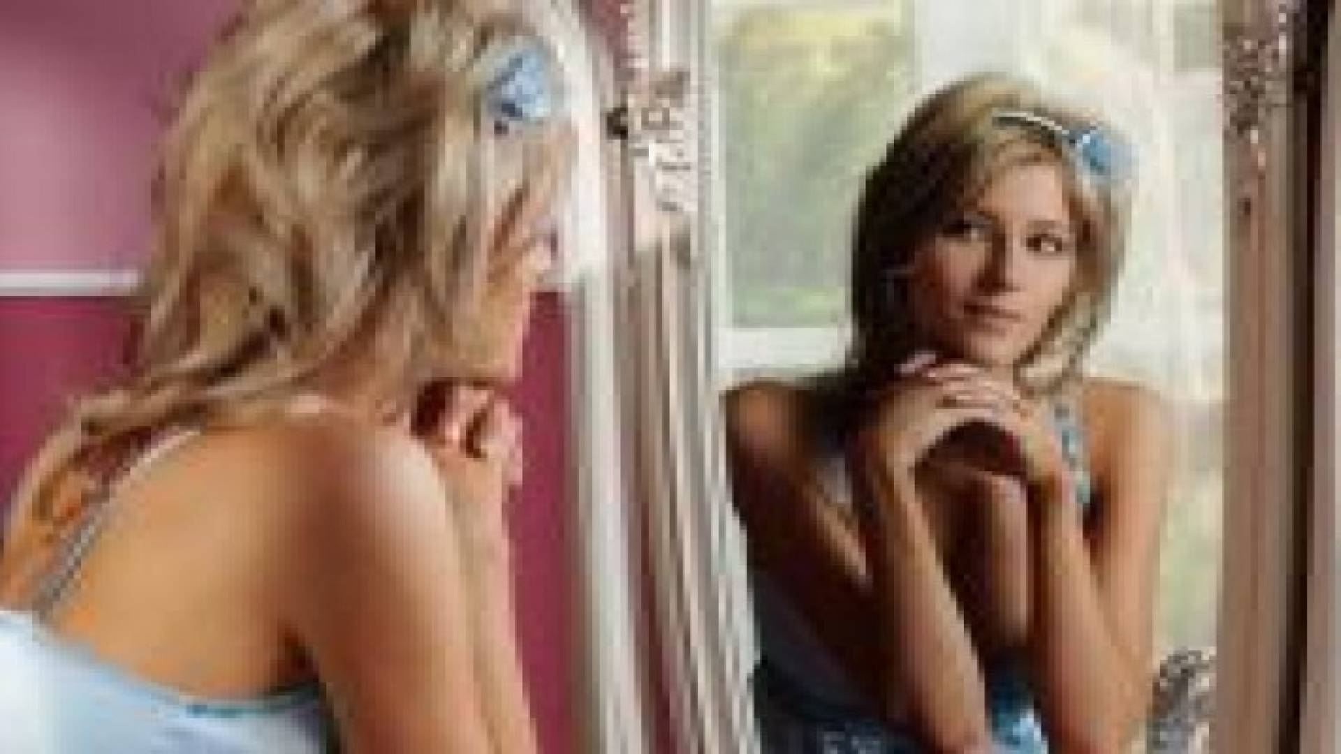 علماء: المرآة تسبب "الشيخوخة السريعة"