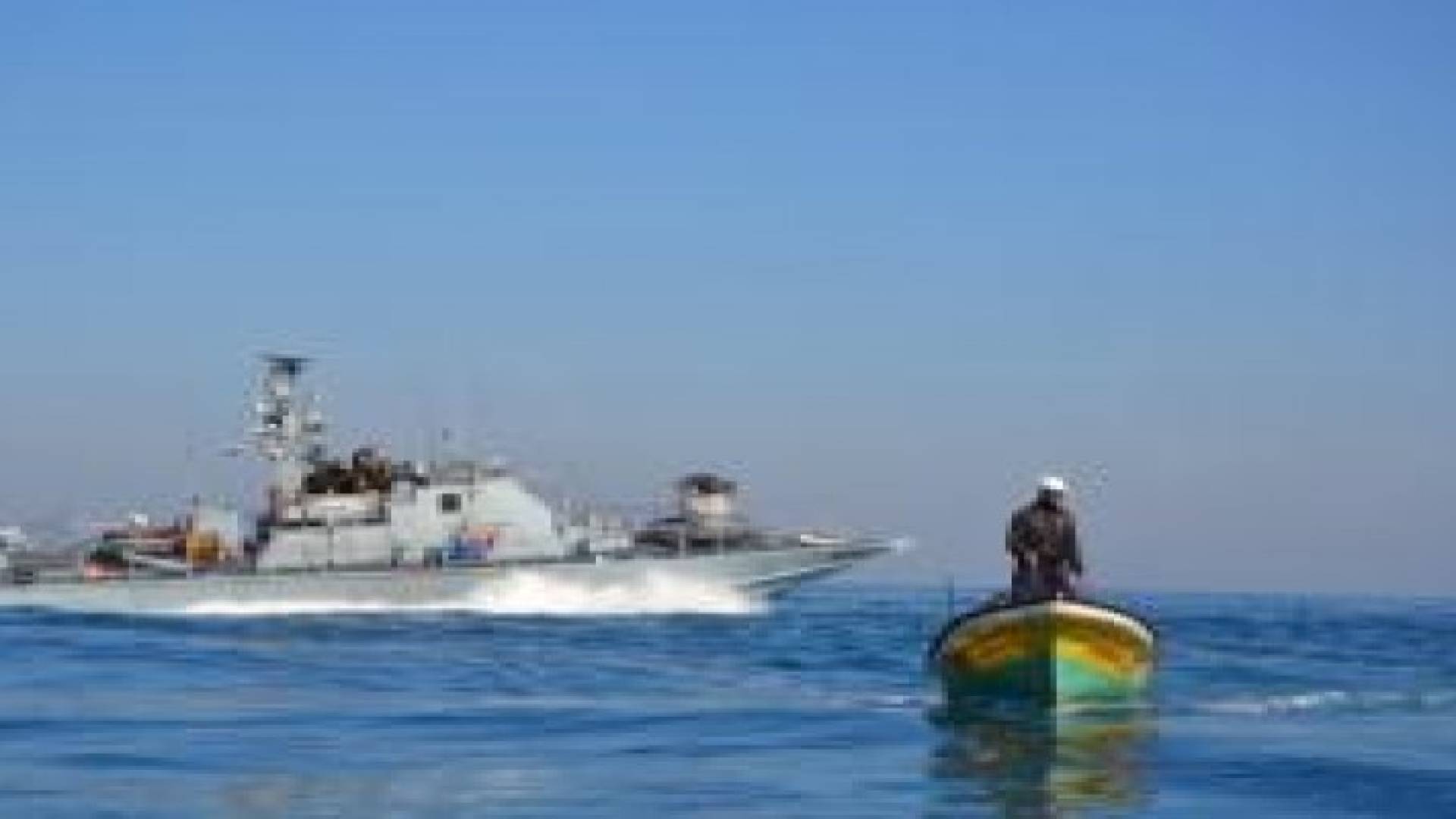 الاحتلال يعتدي على قوارب الصيد الفلسطينية قبالة شاطئ غرب غزة