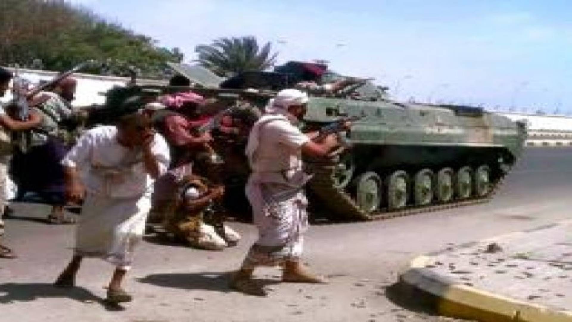 اليمن.. القوات الموالية لهادي تسيطر على مطار عدن الدولي بخورمكسر