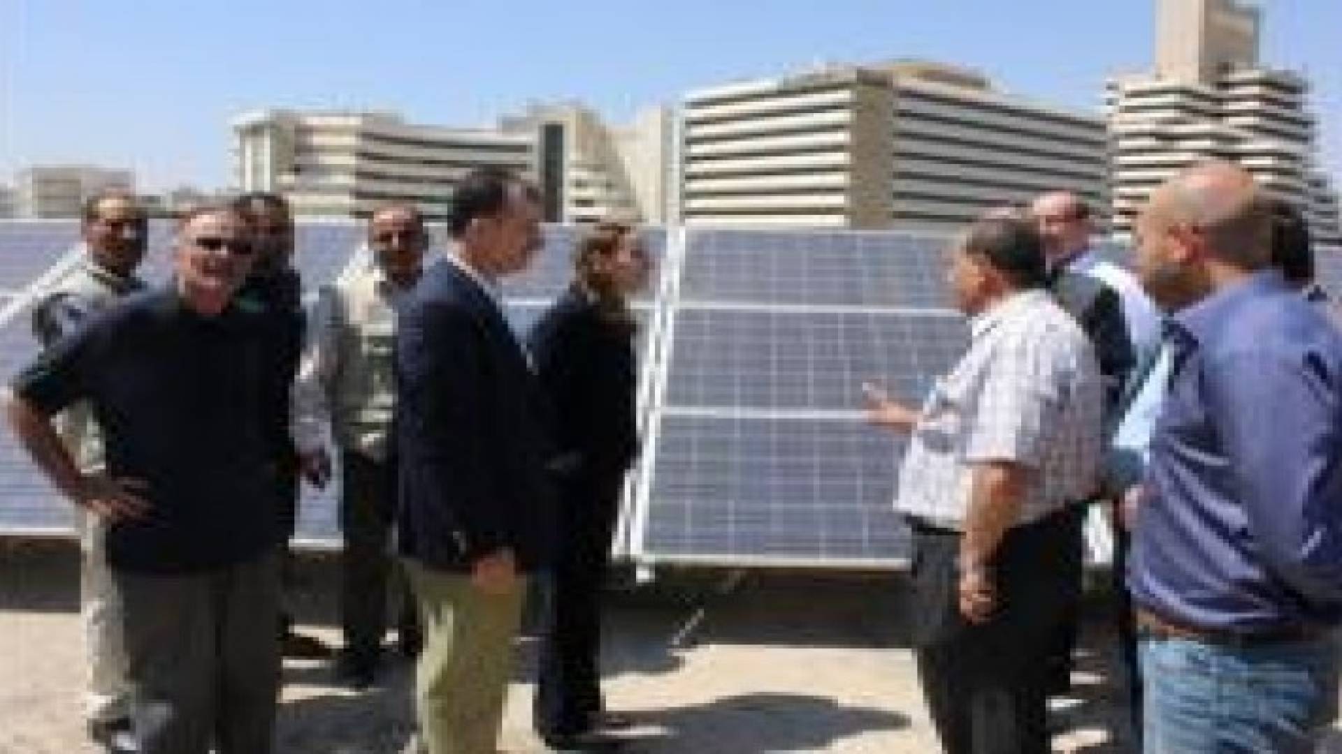 الصناعة والتجارة تشغل نظام خلايا شمسية مولدة للطاقة الكهربائية