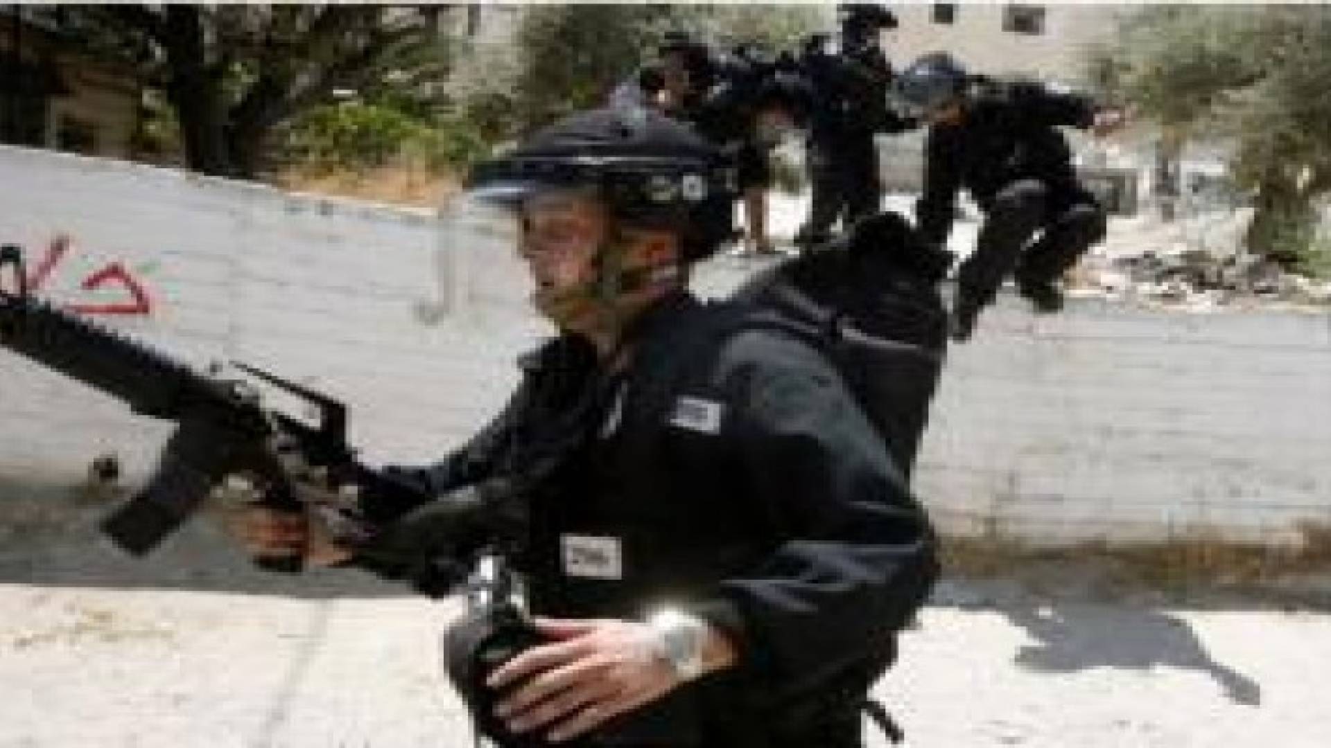 الاحتلال يعتدي على 4 مقدسيين ويعتقلهم