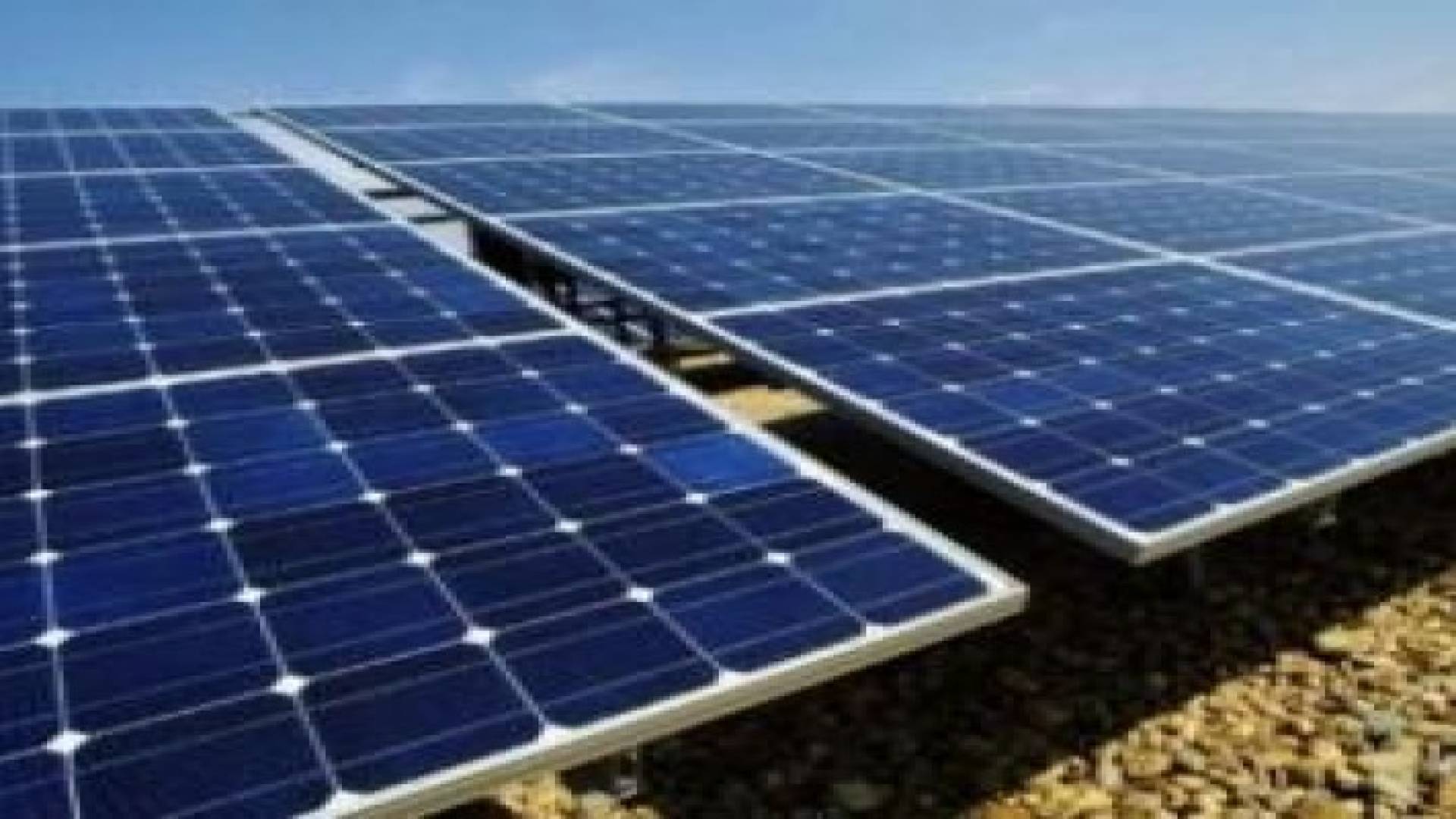 "العمل" تركب نظام خلايا شمسية مولدة للكهرباء