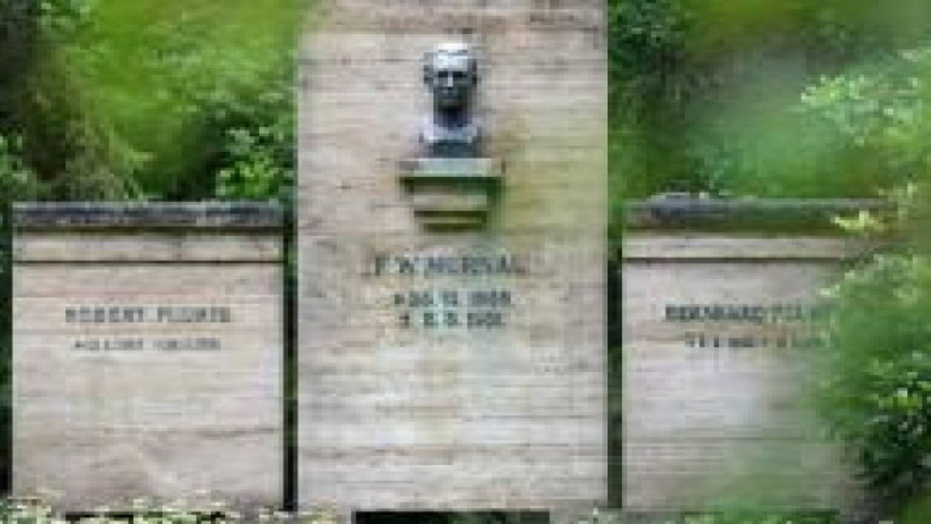 سرقة جمجمة مخرج رعب شهير من قبره