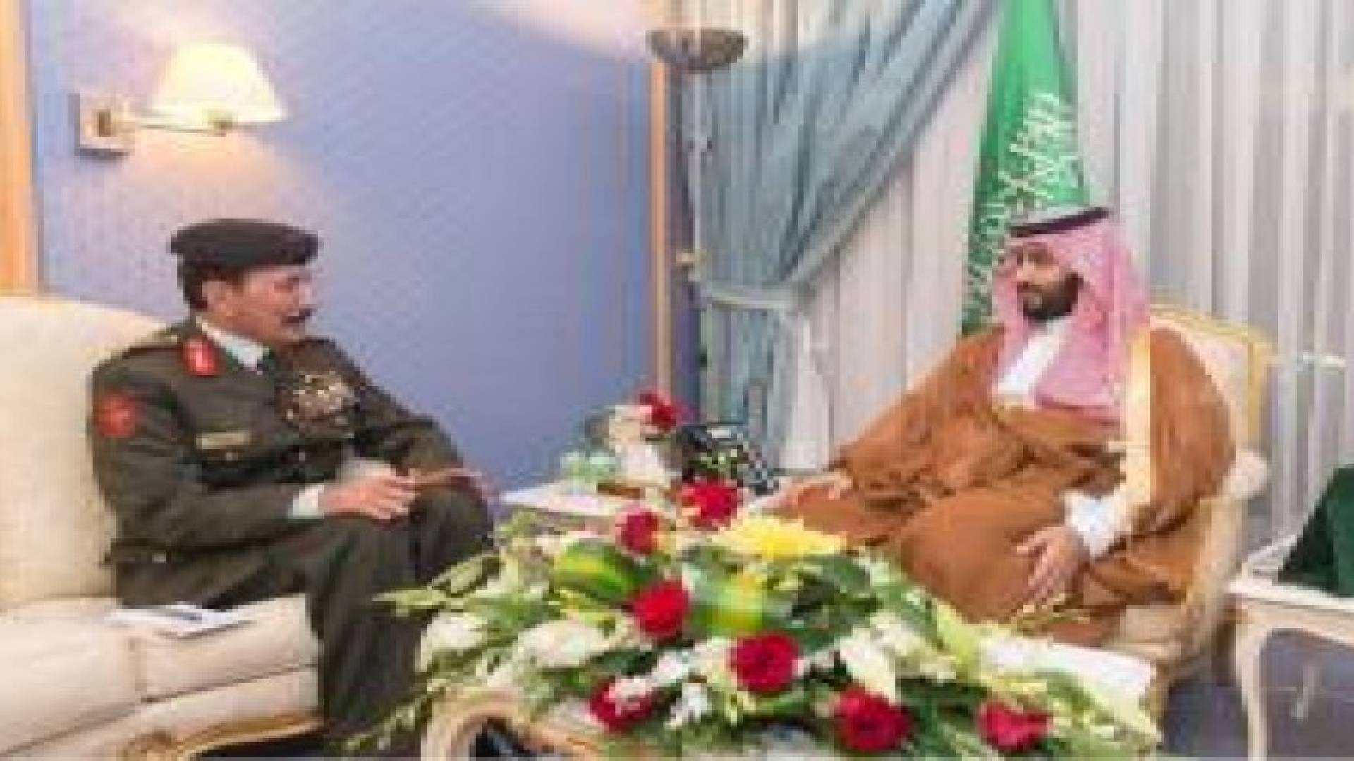 مستشار جلالة الملك للشؤون العسكرية يلتقي سمو ولي ولي العهد السعودي