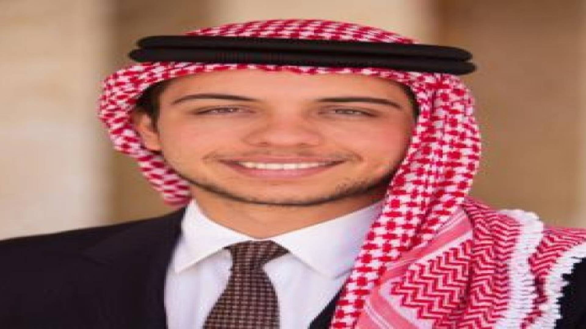 نائب الملك يؤدي صلاة عيد الفطر في مسجد الحرس الملكي الخاص بالعقبة
