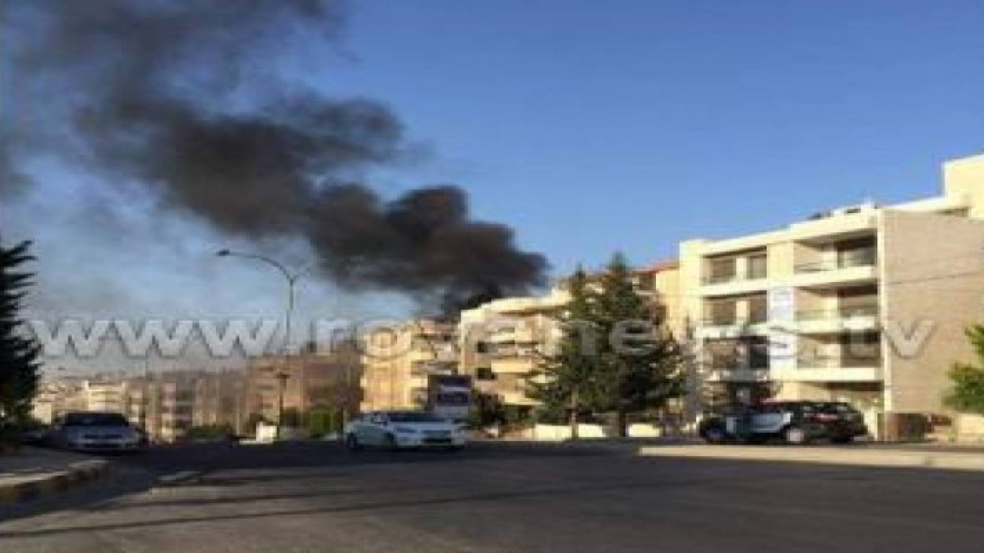 دير غبار: 3 اصابات في حريق مركبتين داخل منزل