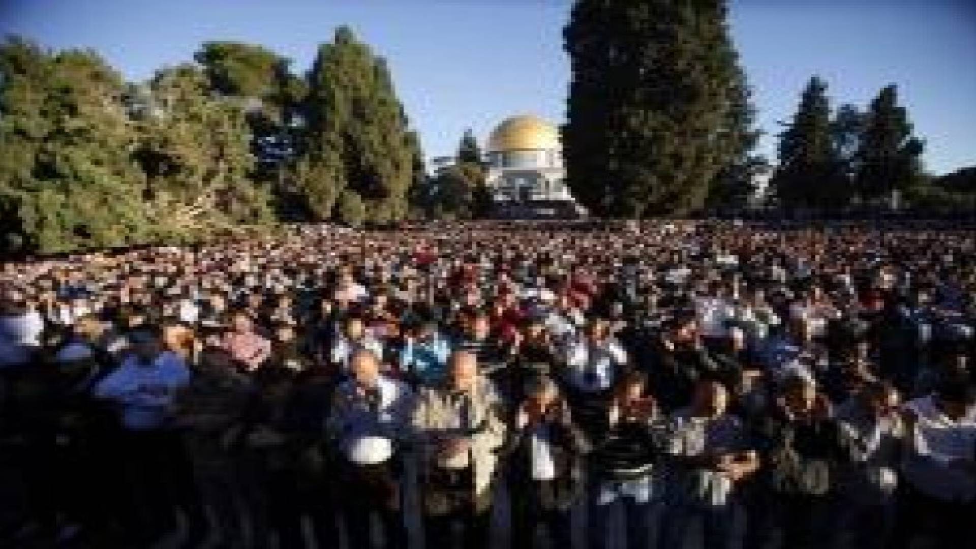 عشرات الآلاف يؤدون صلاة العيد في المسجد الأقصى