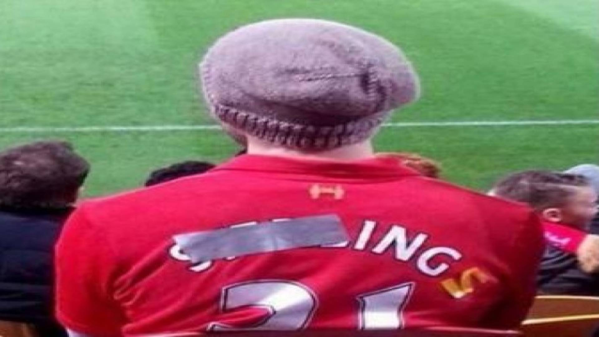 صورة.. مشجع ليفربولي يعوض رحيل ستيرلينغ بطريقة غير متوقعة