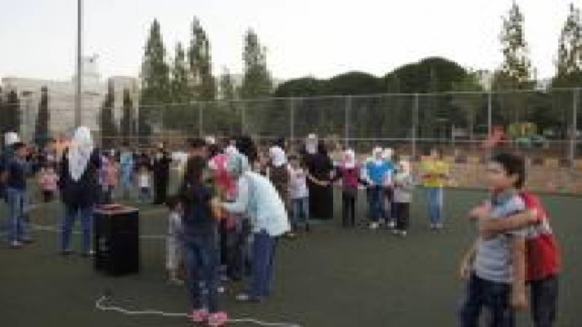 عمان: فريق من مختلف الجنسيات يقدم دعم نفسي للاطفال الأيتام