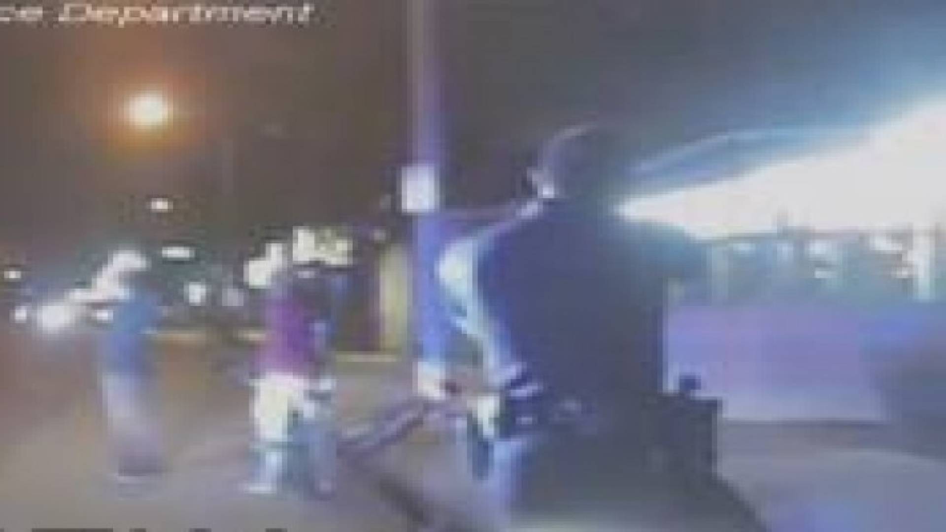 بالفيديو: شرطي أمريكي يطلق النار على أعزل حاول إزالة قبعته من رأسه