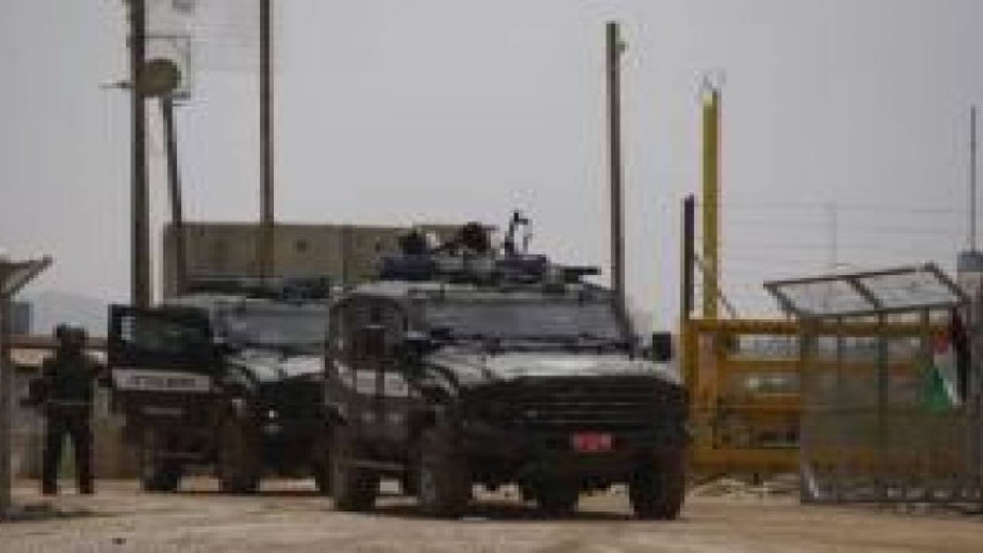 الاحتلال ينكل بالمواطنين على حاجز عسكري بالخليل