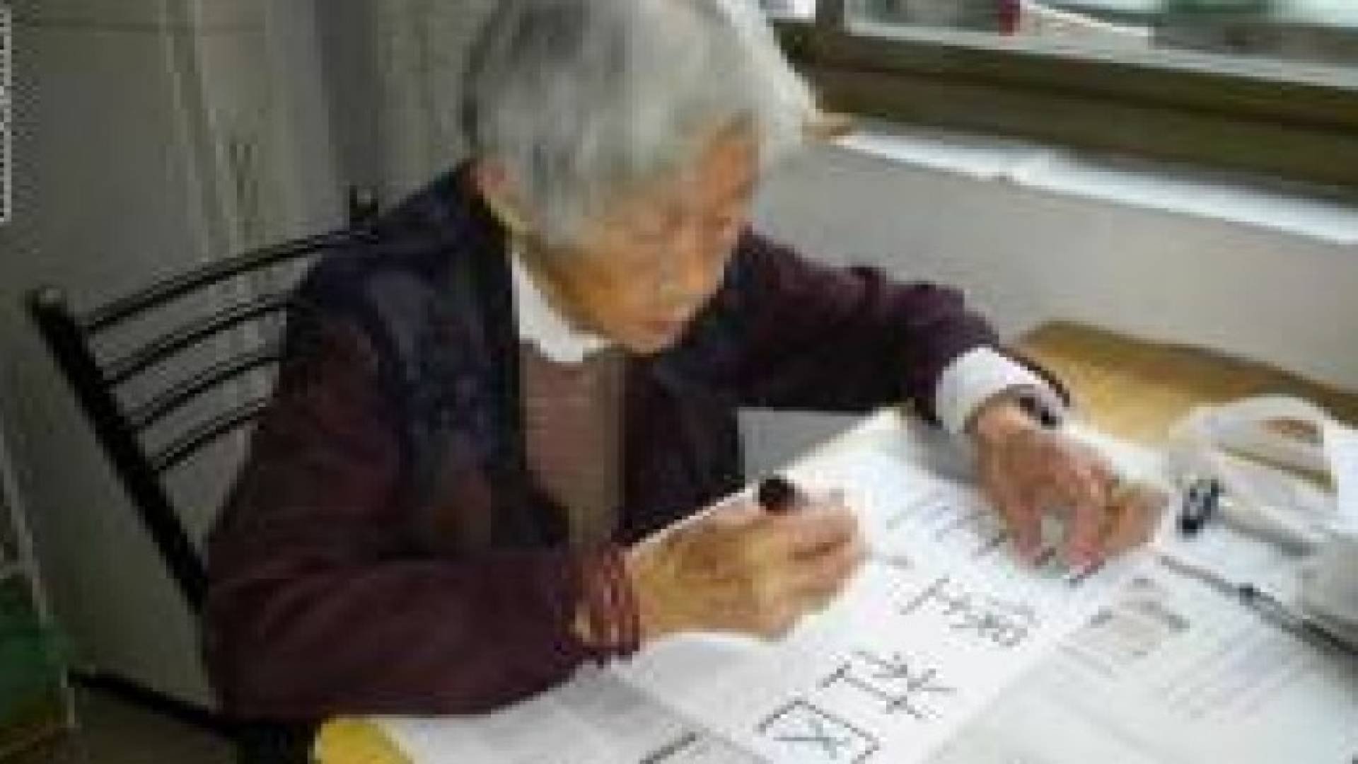 معمرة صينية تكتب اسمها لأول مرة منذ 100 عام