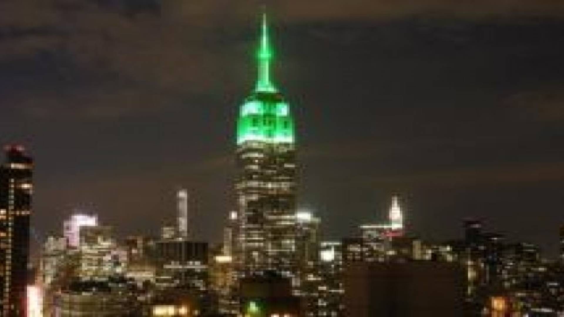 الأخضر يلون إمباير ستيت احتفاء بعيد الفطر