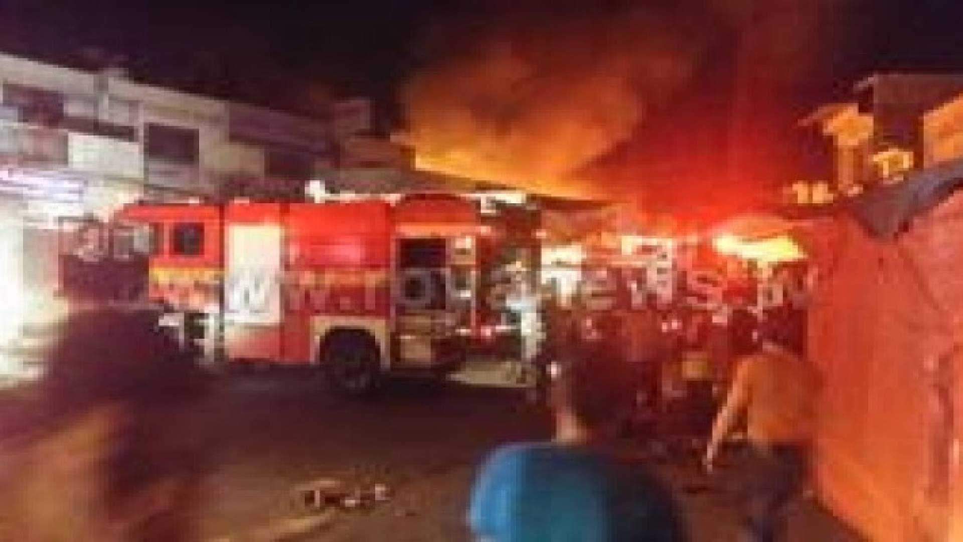 شاهد بالصور إخماد حريق في أحد الأسواق شرق العاصمة عمان