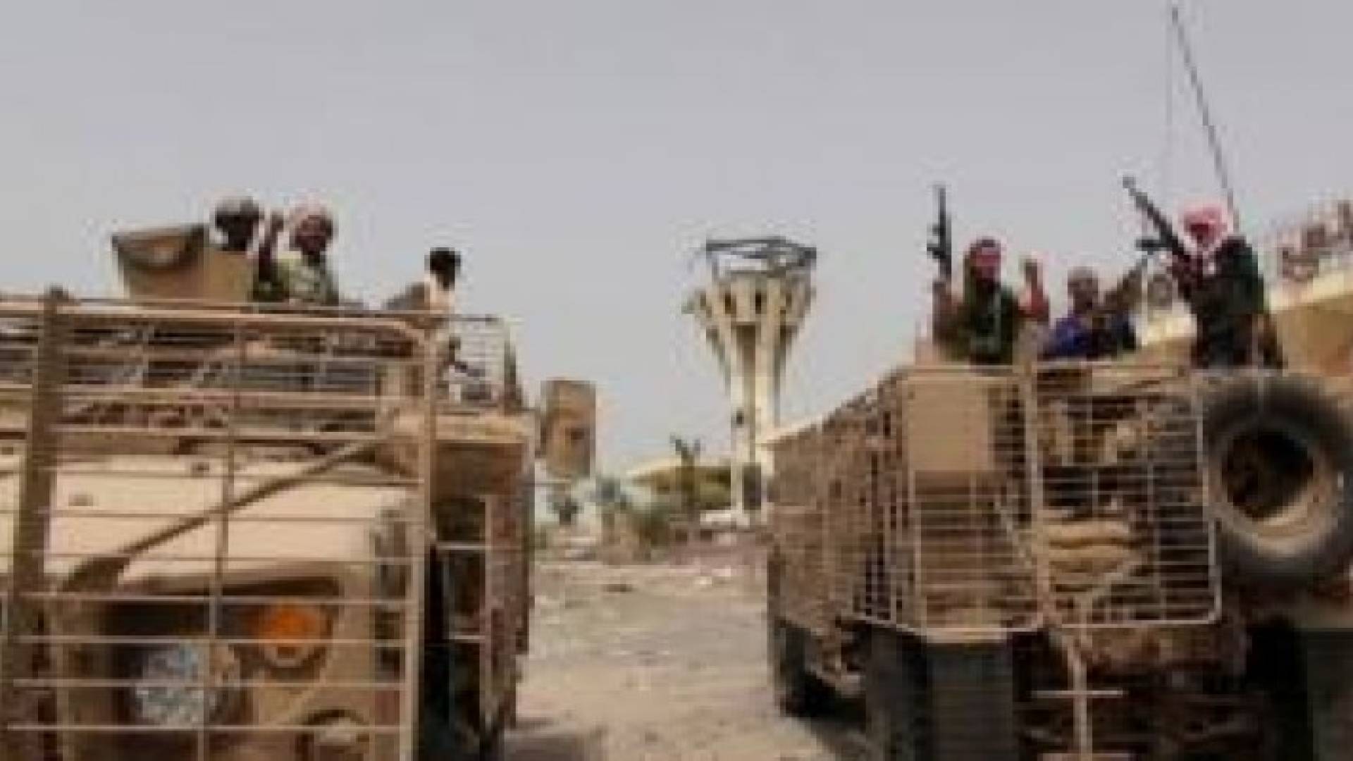 مقتل 43 مدنيا في قصف للحوثيين على مدينة عدن والقوات الموالية لهادي تتقدم باتجاه مقر الرئاسة