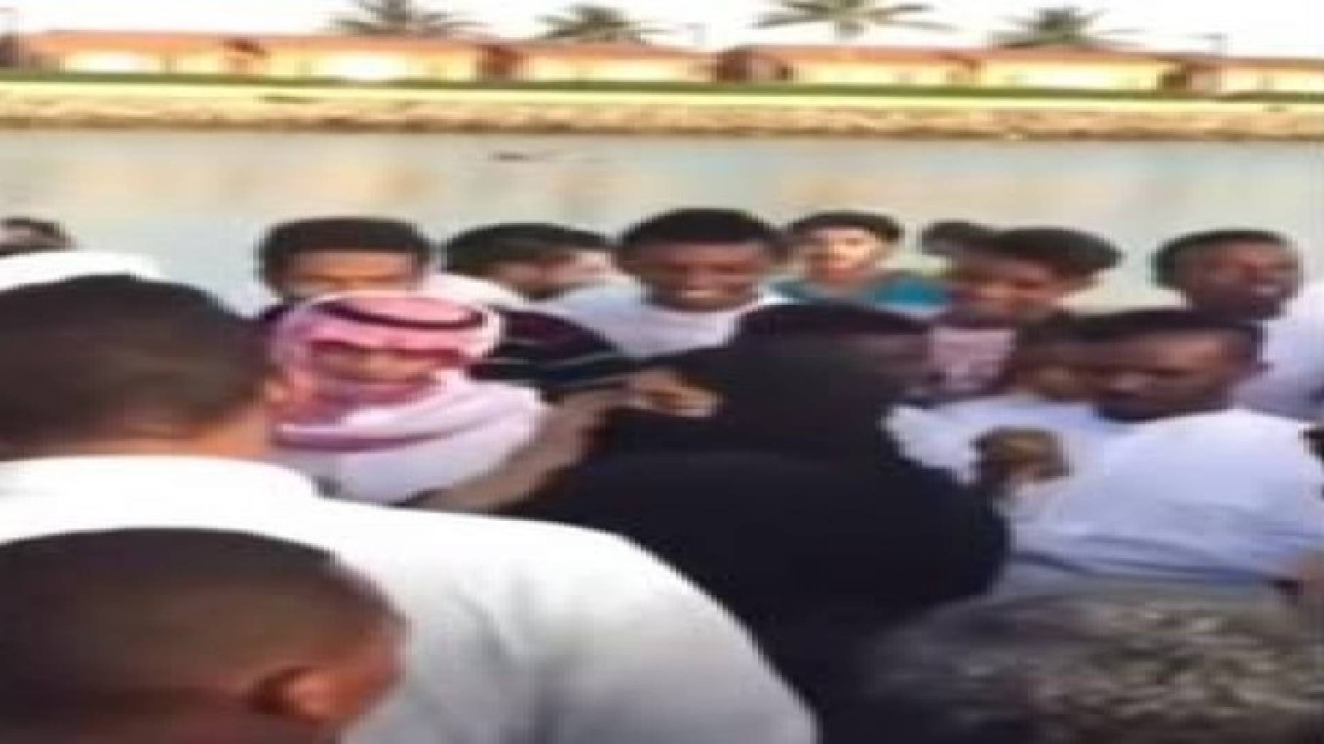 بالفيديو.. غضب على تويتر بعد فيديو لتحرش جماعي بفتاتين في جدة