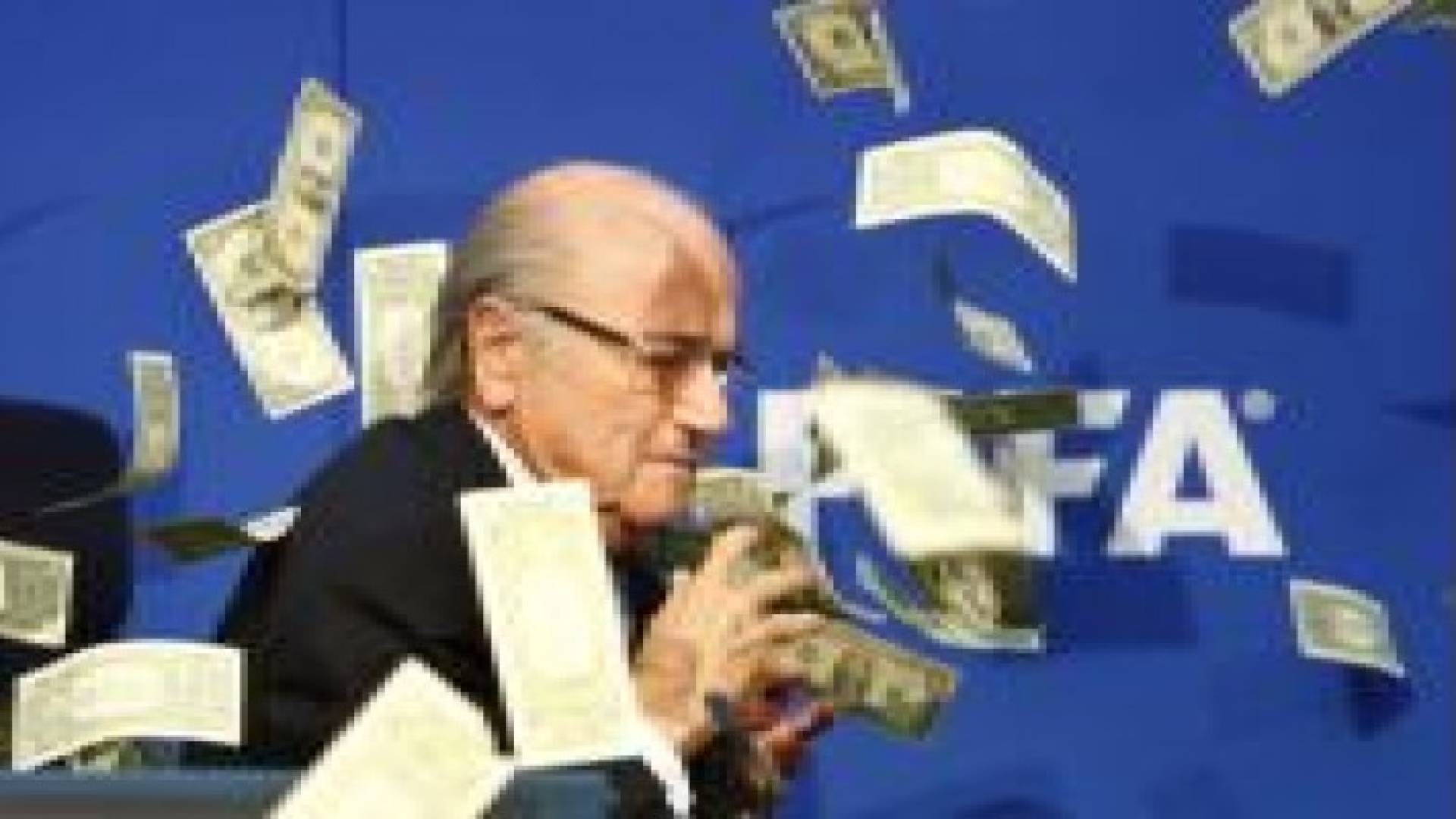 بالفيديو .. محتج يمطر بلاتر بالدولارات في مؤتمر الفيفا في زيوريخ