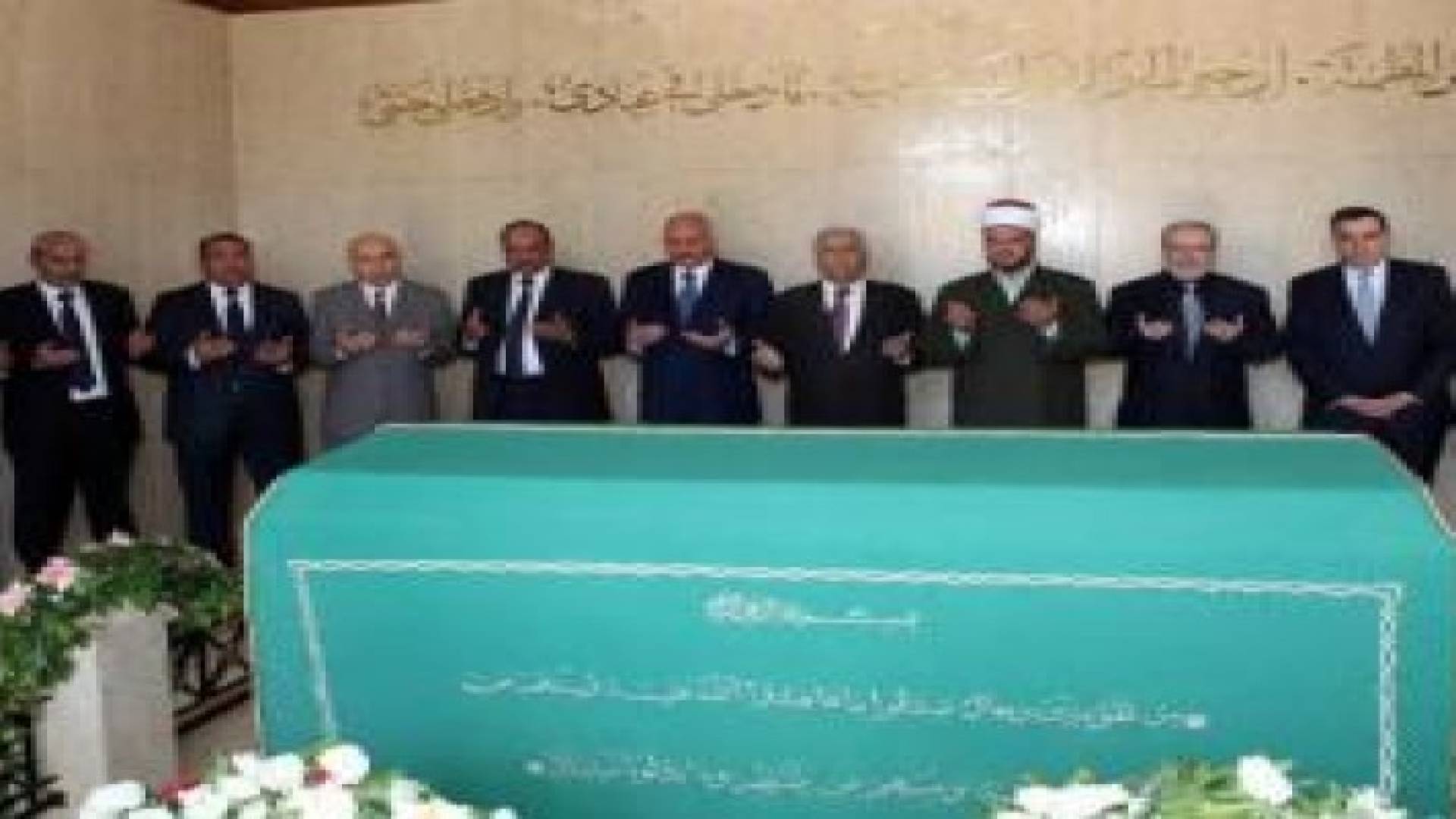 عدد من الأمراء والأشراف والمسؤولين يزورون ضريح الملك المؤسس