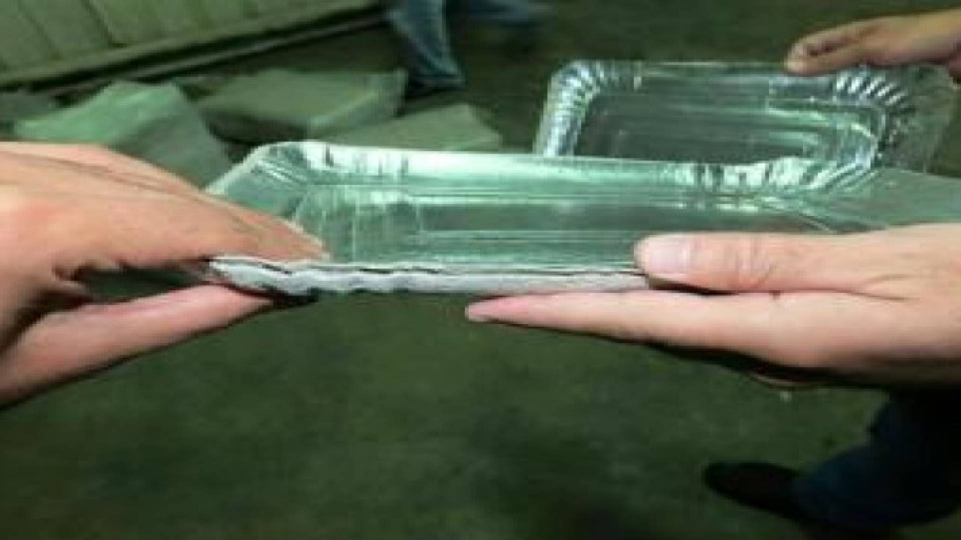 احباط تهريب مخدرات داخل صحون كرتونية.. صور