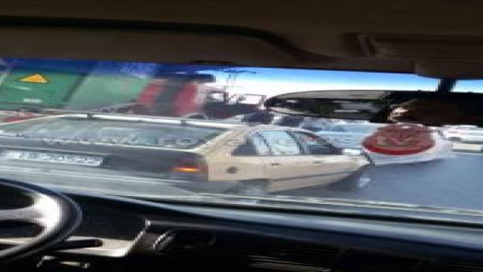 اصطدام شاحنة بجسر مشاة على طريق الحزام