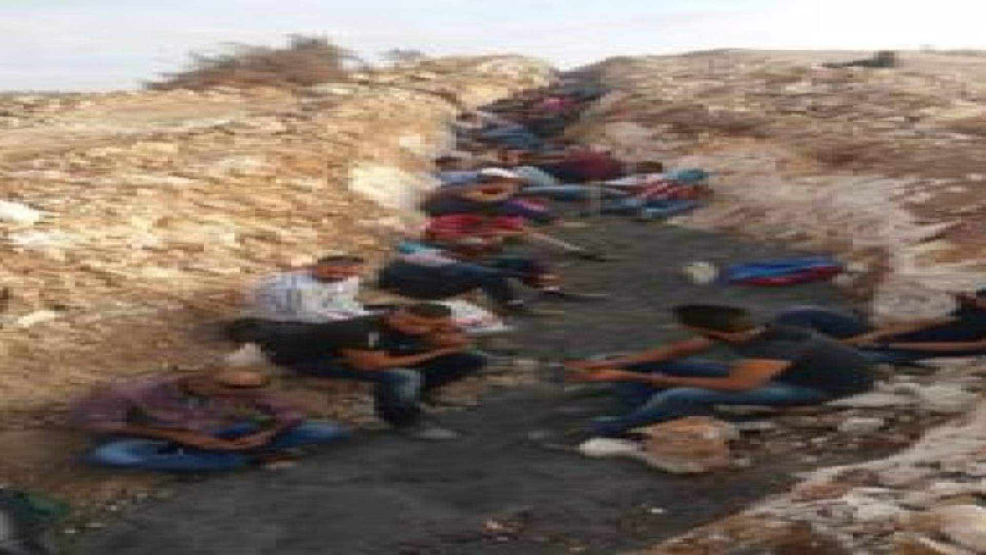 نشطاء: اسرائيل تقلد "النازيين" وتحتجز عمال فلسطينيين داخل "خندق"