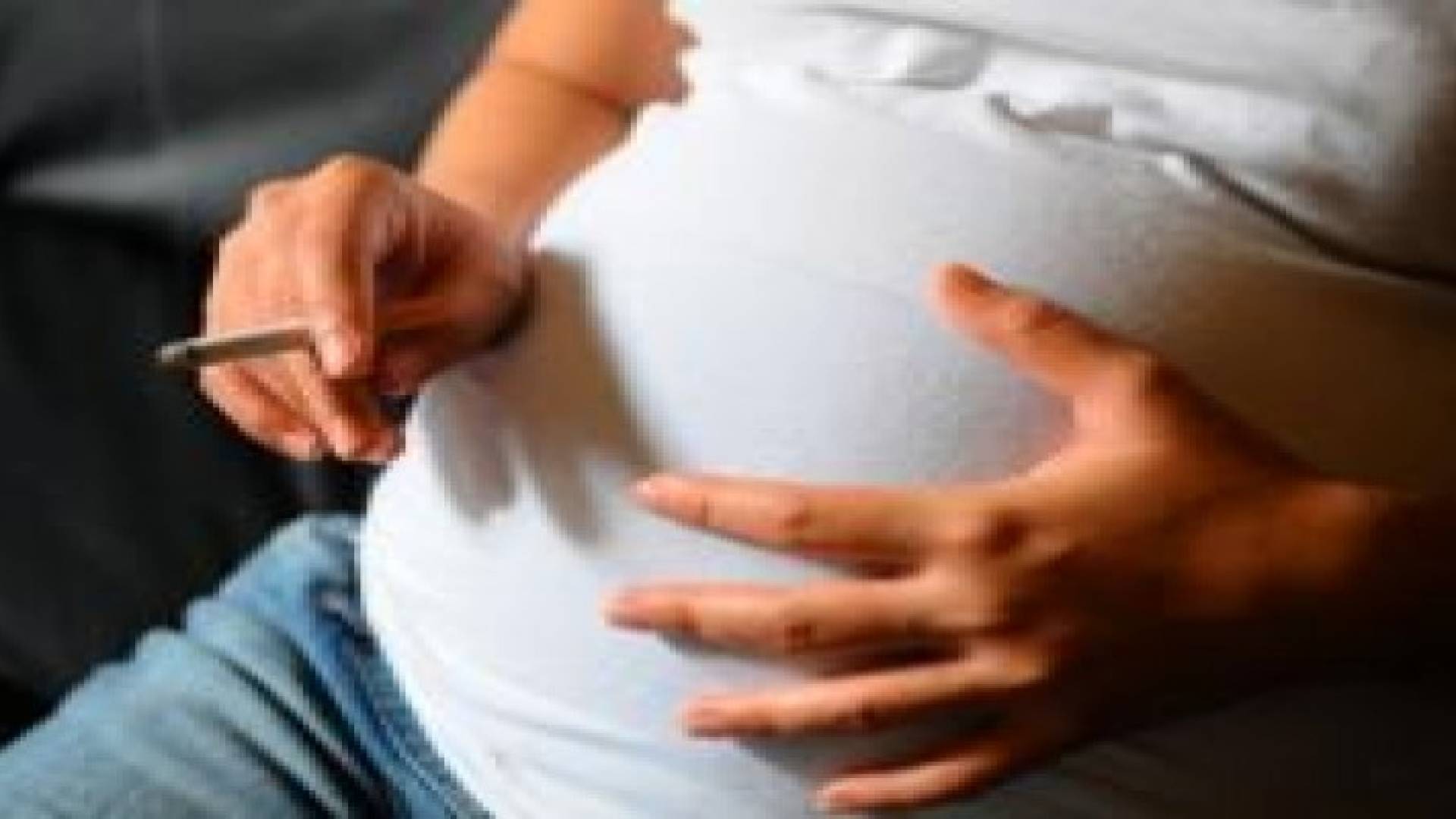 فيتامين (C) يخفف المخاطر على أجنة الحوامل المدخنات