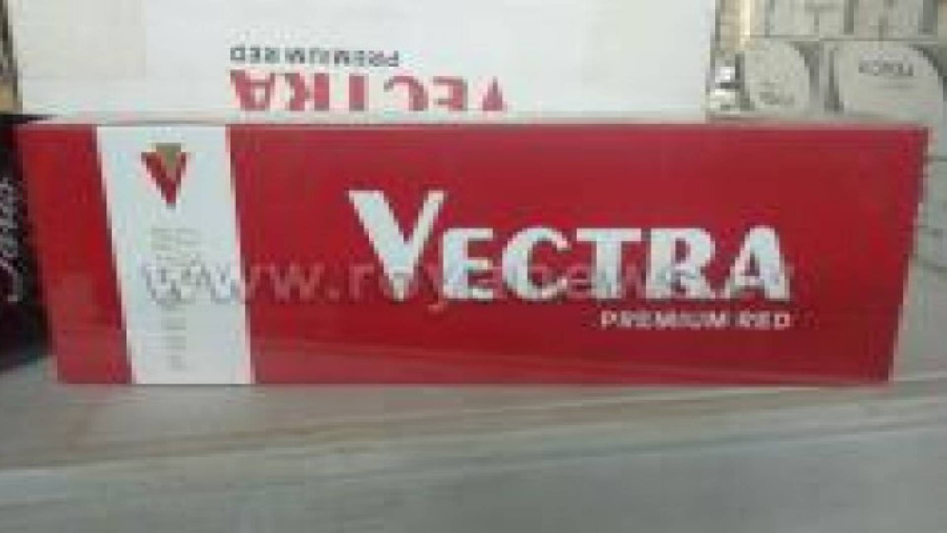 شاهد بالصور: الجمارك تحبط محاولة تهريب 57150 "كروز دخان"