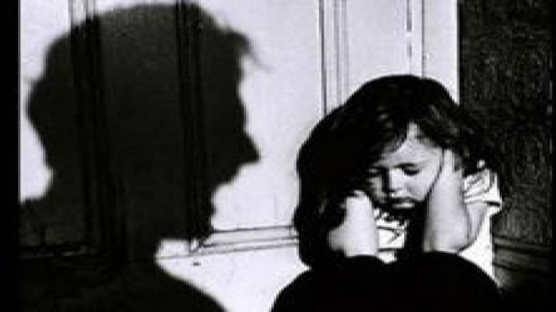 أب يعذب طفلته البالغة من العمر عامين حتى الموت .. تفاصيل