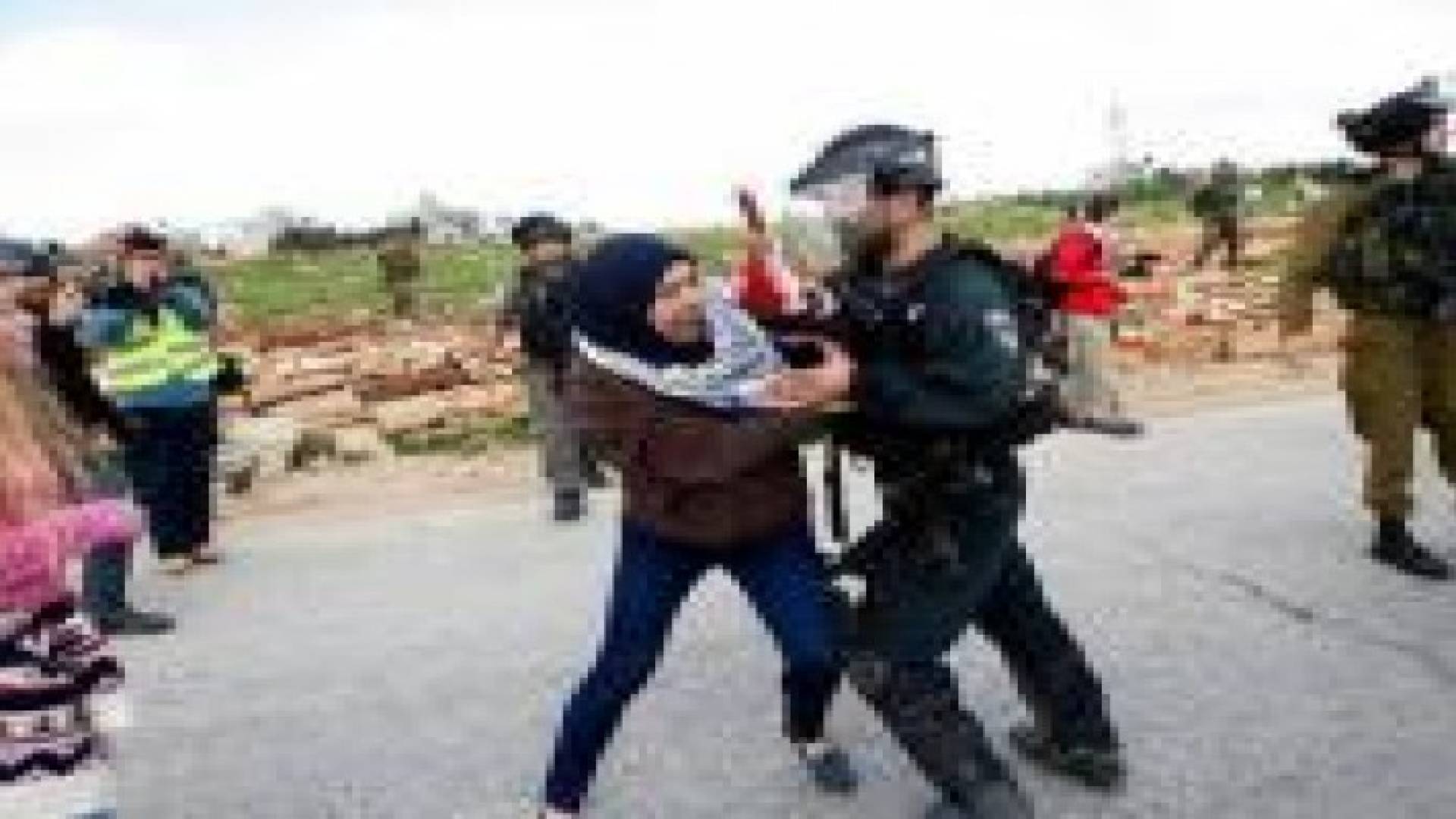 شرطة الاحتلال تعتدي على نساء فلسطينيات في الاقصى