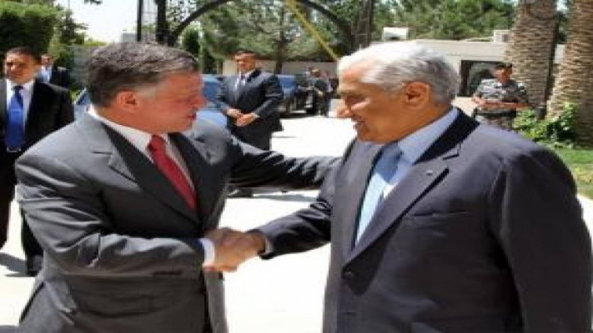 الملك يزور رئاسة الوزراء ويؤكد إيلاء الوضع الاقتصادي كامل الاهتمام