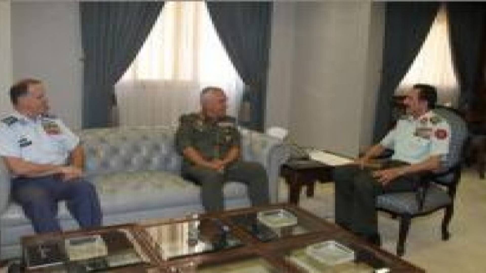 الزبن يستقبل رئيس هيئة الاركان المشتركة للقوات المسلحة اليونانية