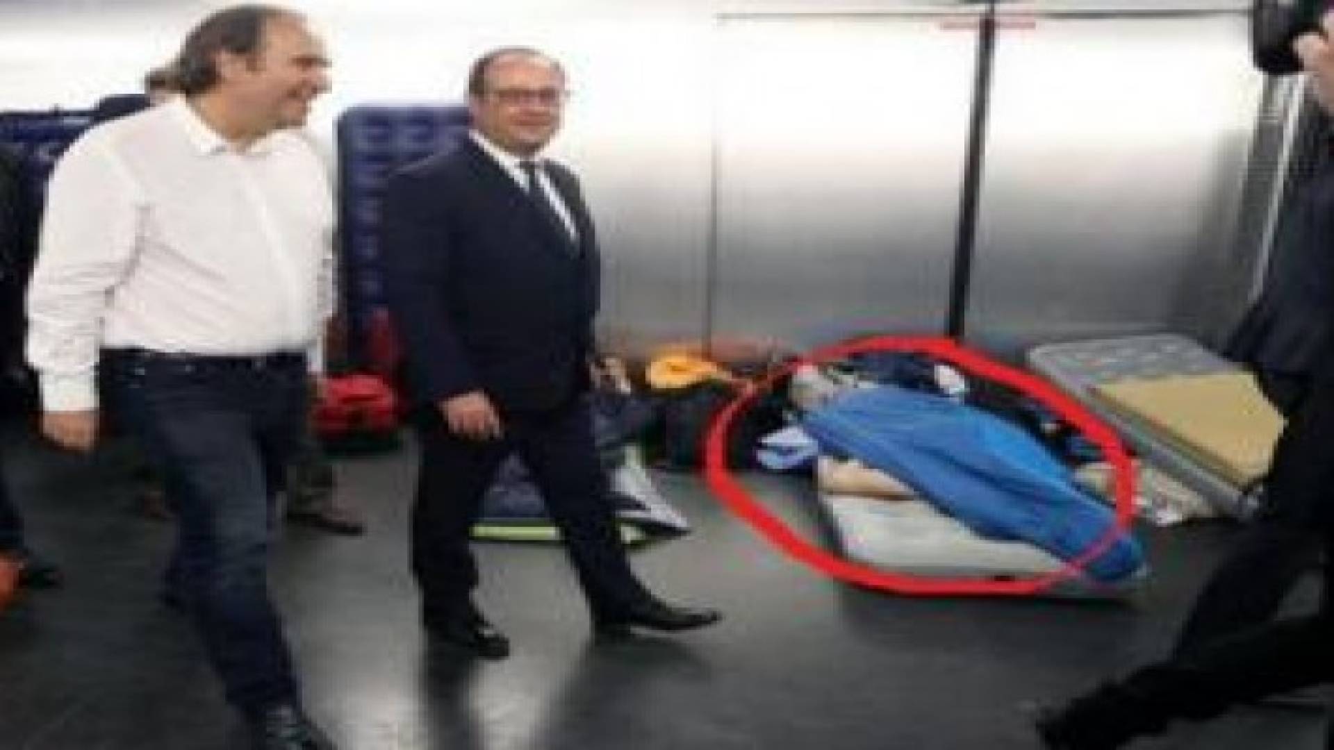 طالب نائم بملابس داخلية يستقبل رئيس فرنسا داخل إحدى المدارس