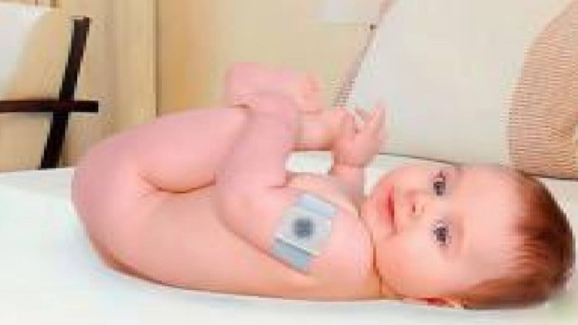 سوار "ذكي" يوقظ الوالدين عند ارتفاع درجة حرارة الطفل