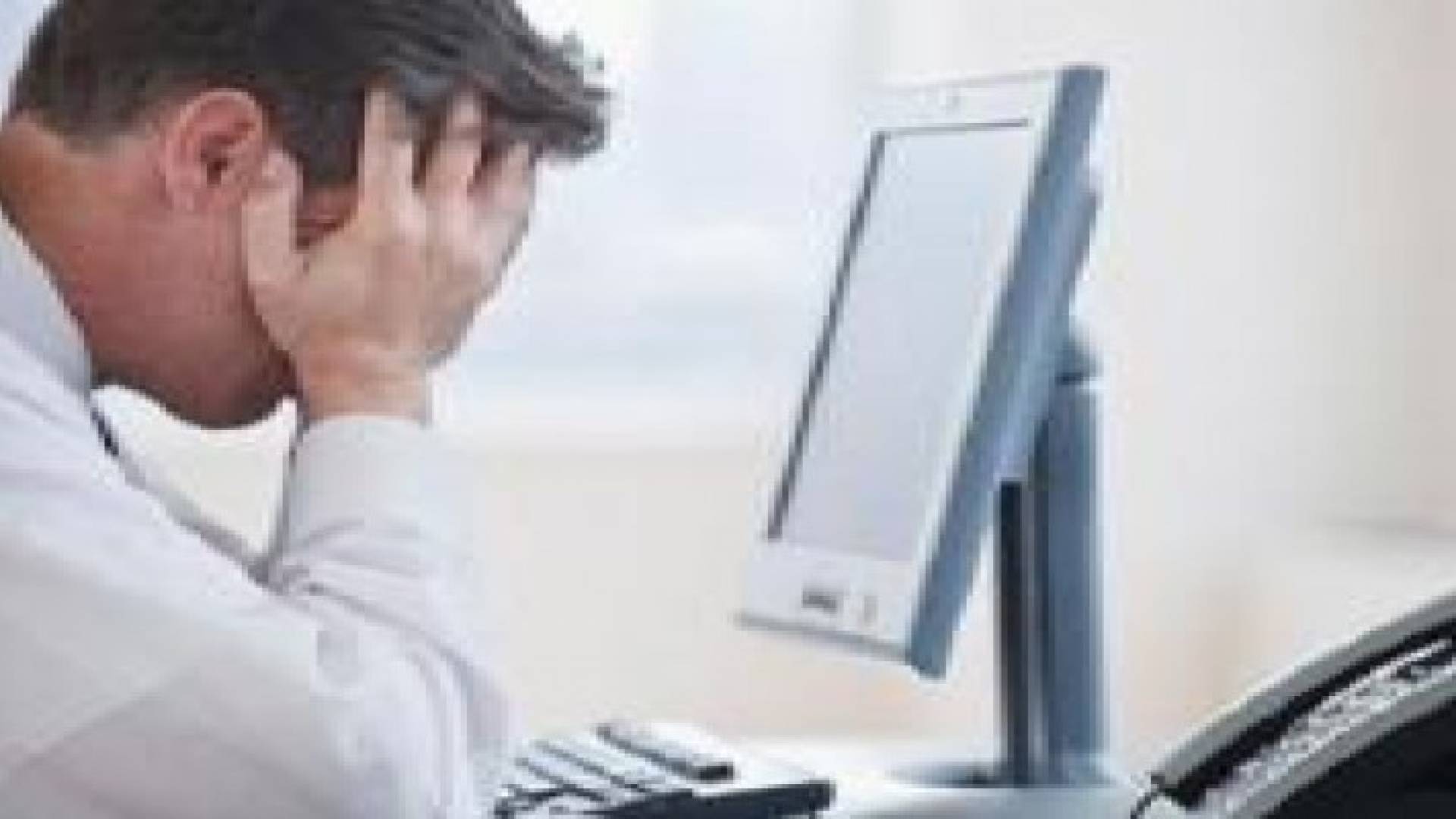 الاقتراب من شاشة الحاسوب يجهد عينيك