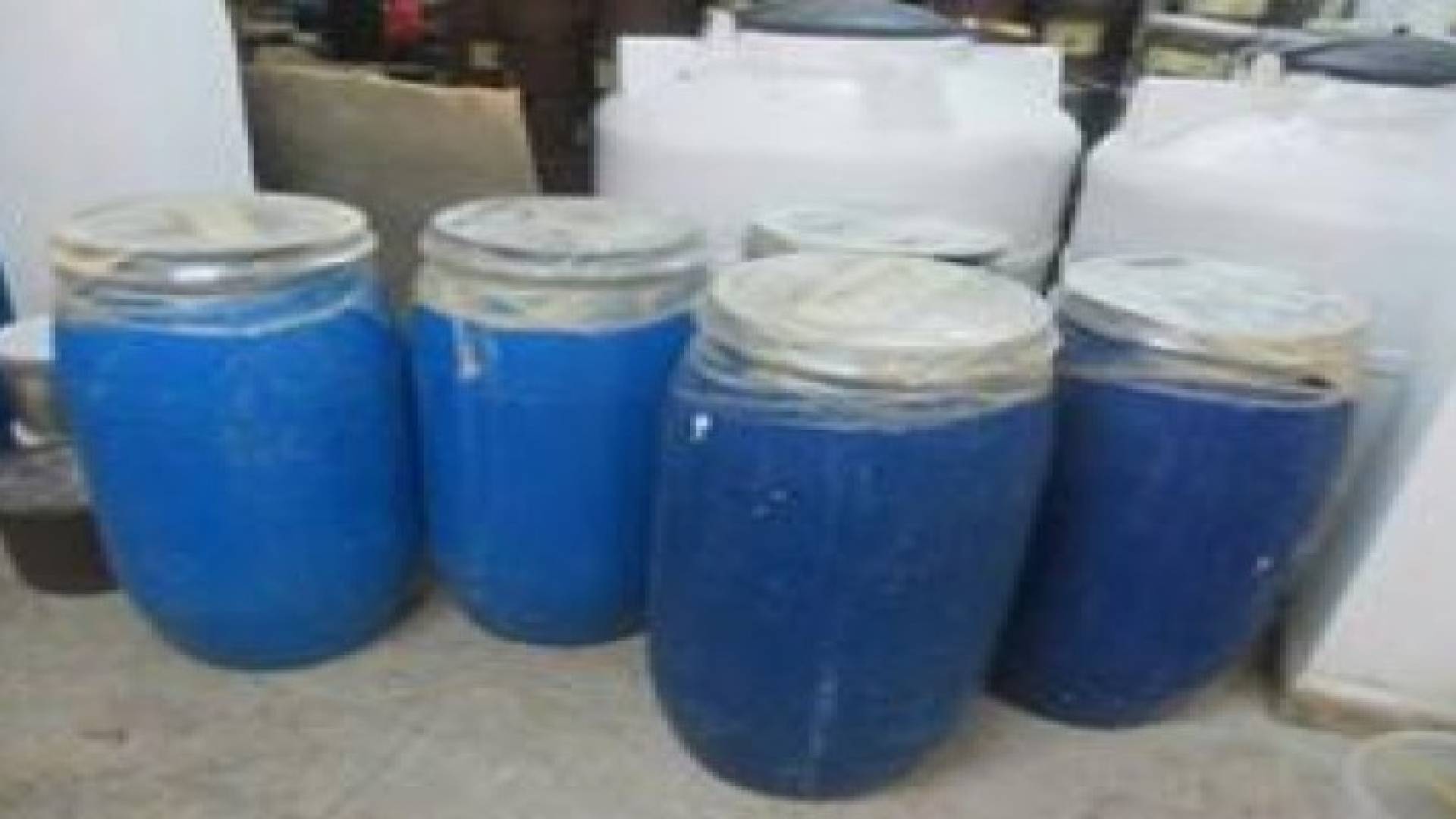 ضبط 24 طن مخللات فاسدة جنوب عمان
