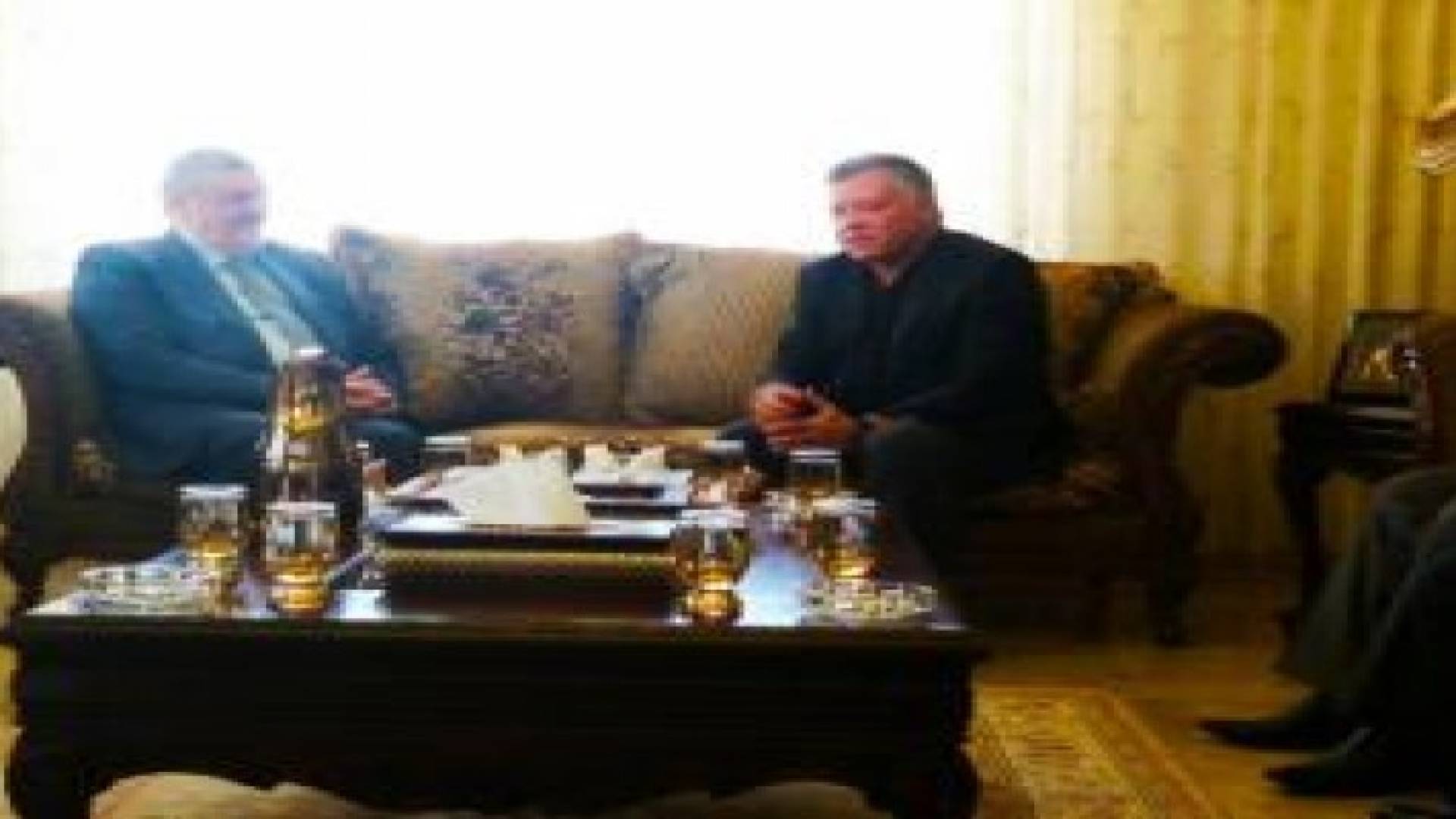 الملك يقدم واجب العزاء بوفاة الشيخ أبو زنط