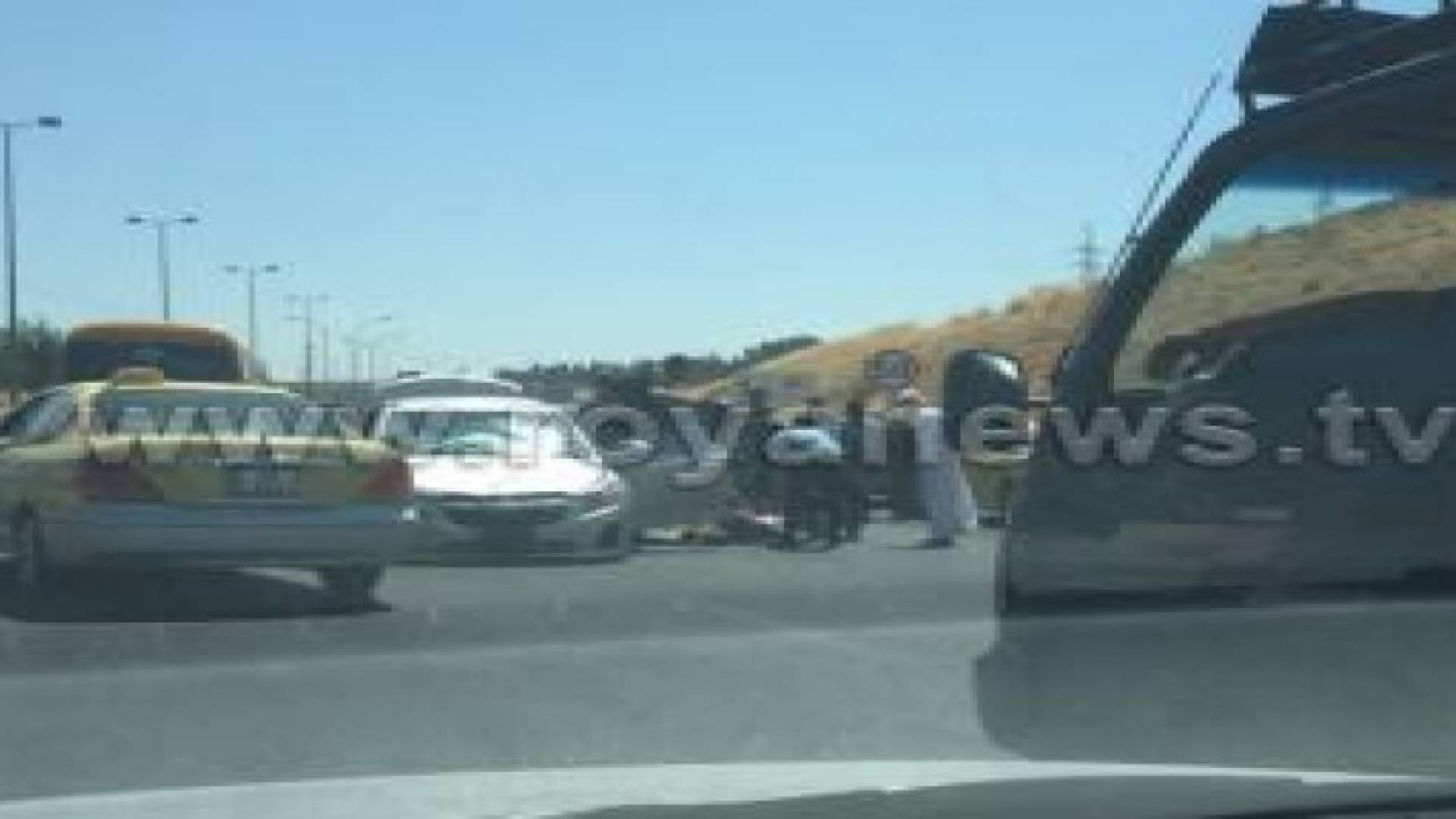 وفاة و3 اصابات اثر تدهور مركبة بالقرب من "طريق المطار" .. صور