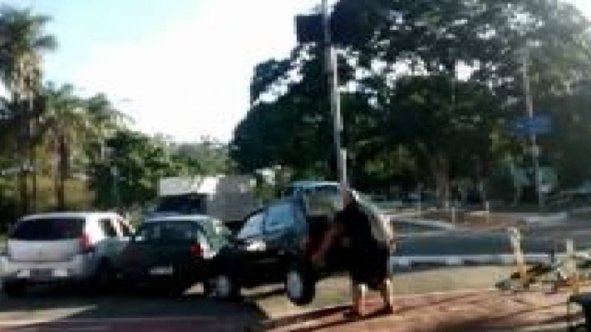 "أقوى رجل في البرازيل" يرفع سيارة أعاقت طريقه .. فيديو