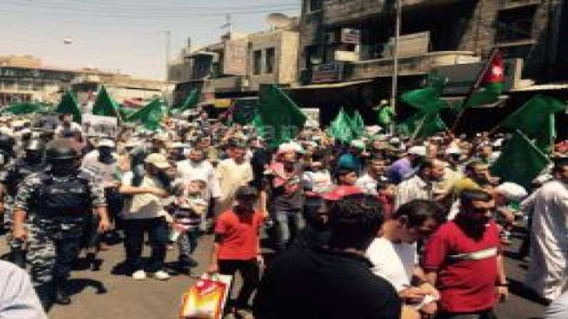 المئات يشاركون في "جمعة الغضب" وسط عمان .. صور