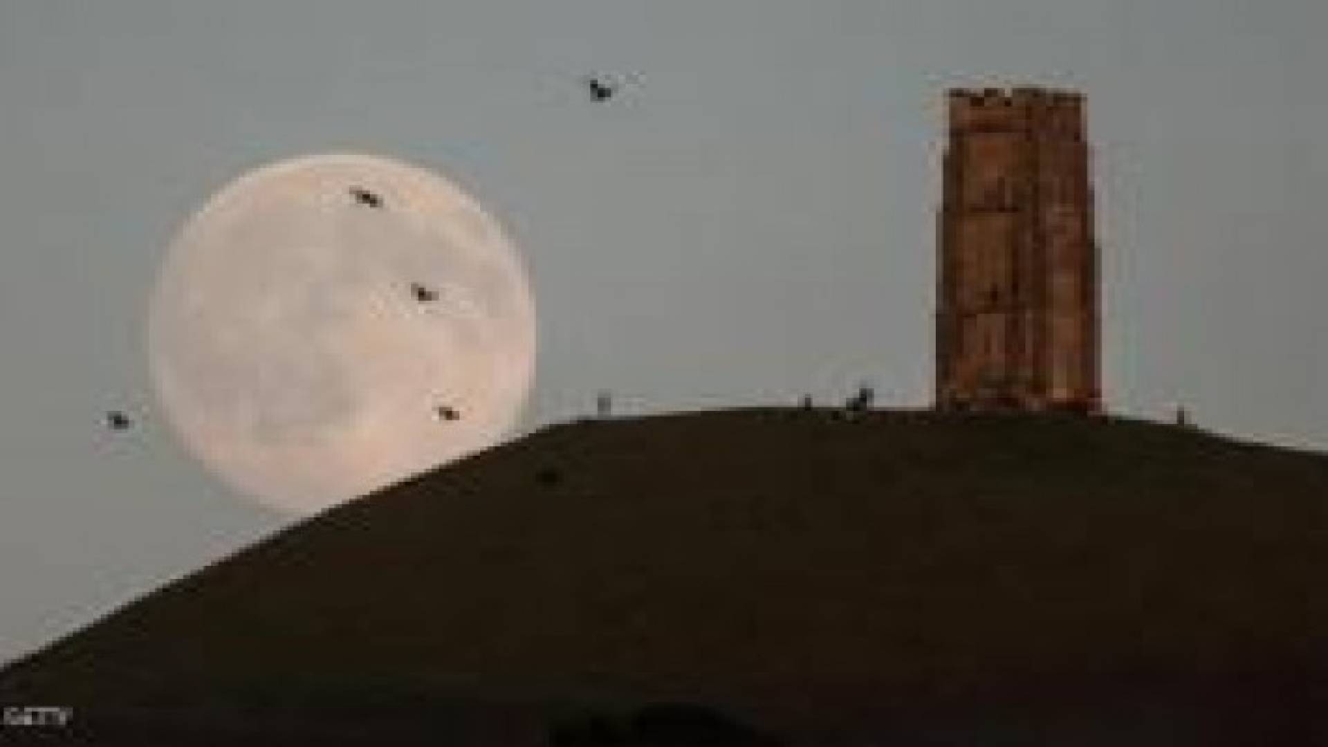 الأرض على موعد مع "القمر الأزرق" ليل الجمعة