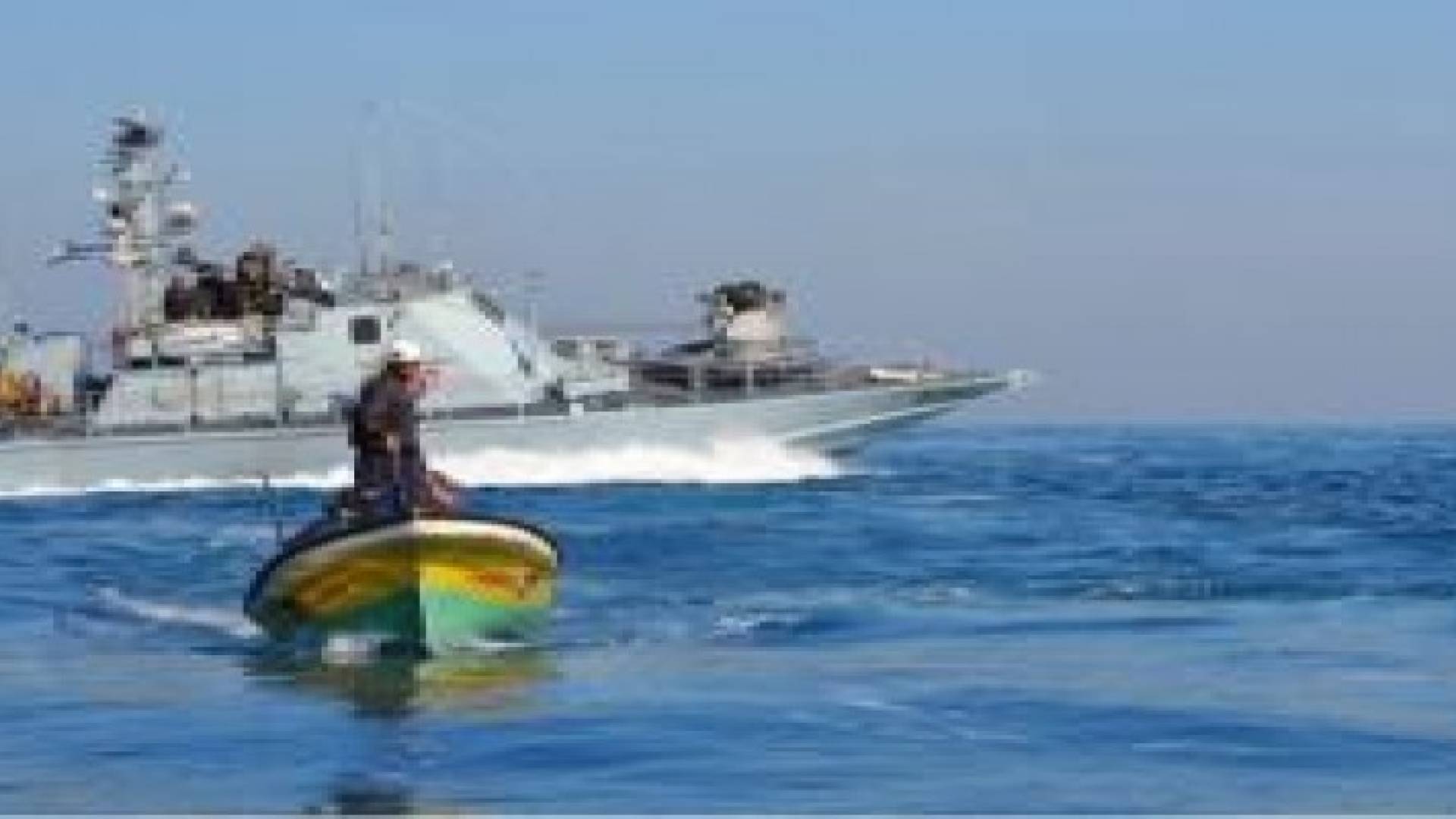زوارق الاحتلال تعتدي على قوارب الصيادين في بحر غزة