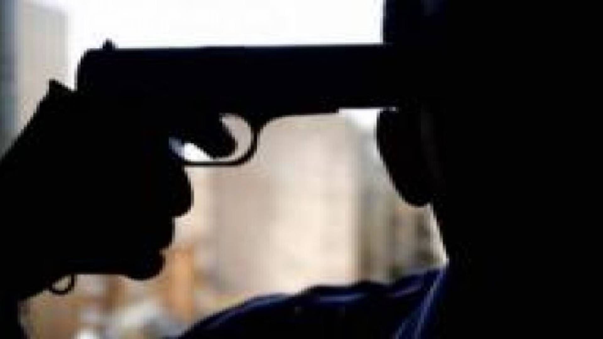 أربعيني يضع بمسدسه حدا لحياته في سحاب