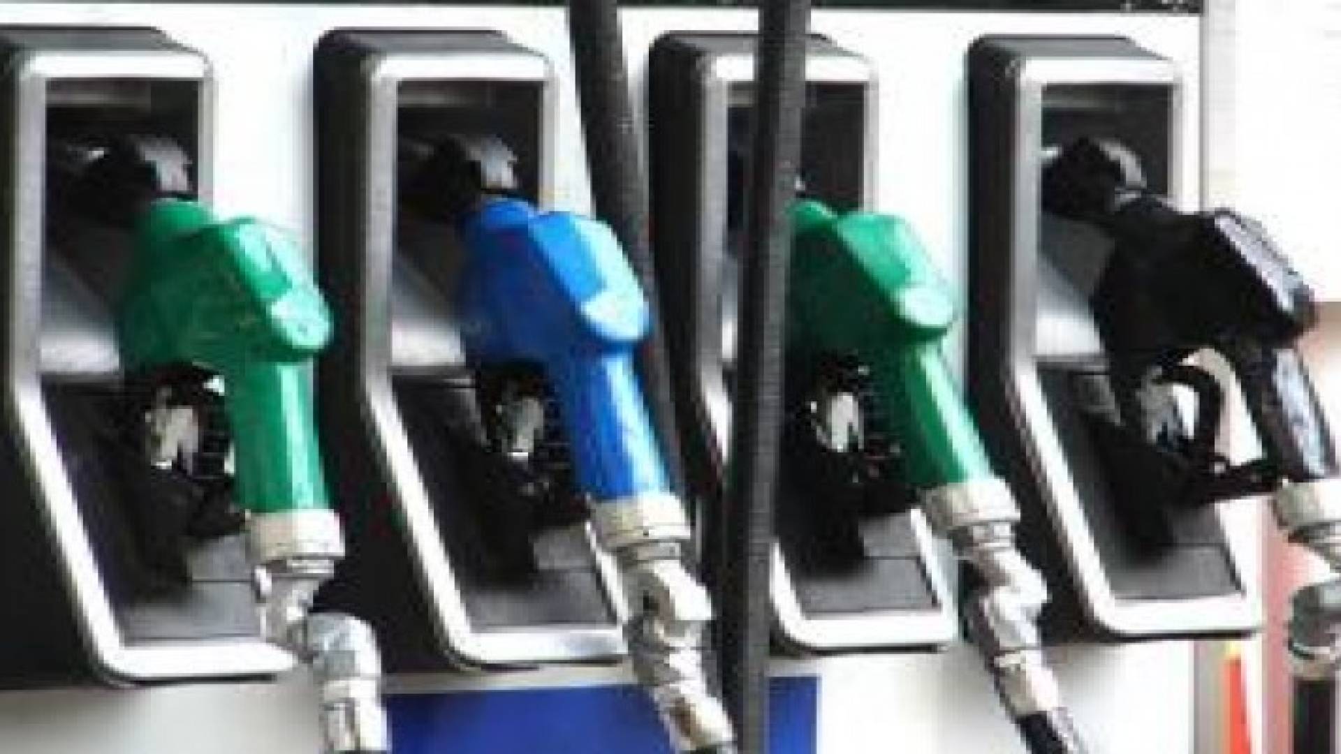 تعبئة خزانات المركبات " فل" يشكل خطرا في الحر الشديد