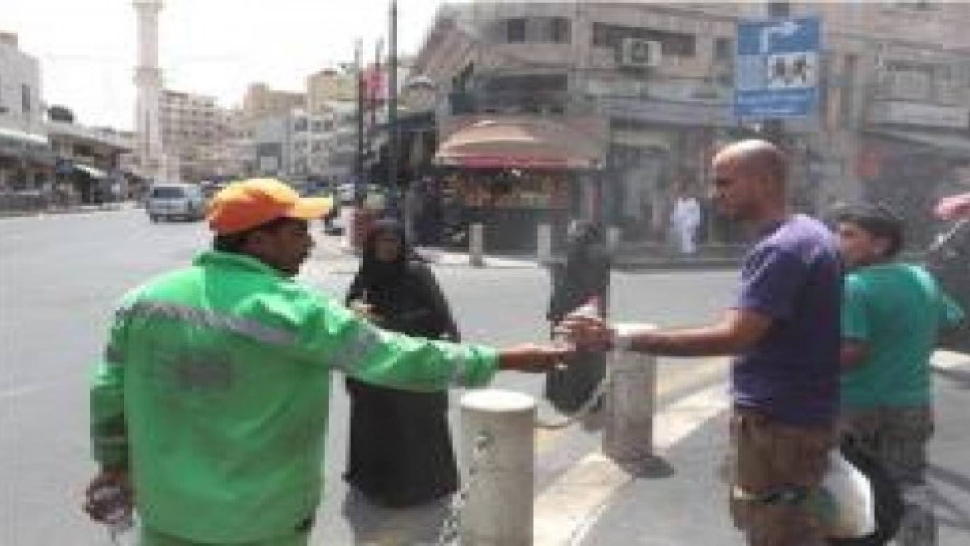 رش المياه على عدد من شوارع عمان الرئيسية.. صور