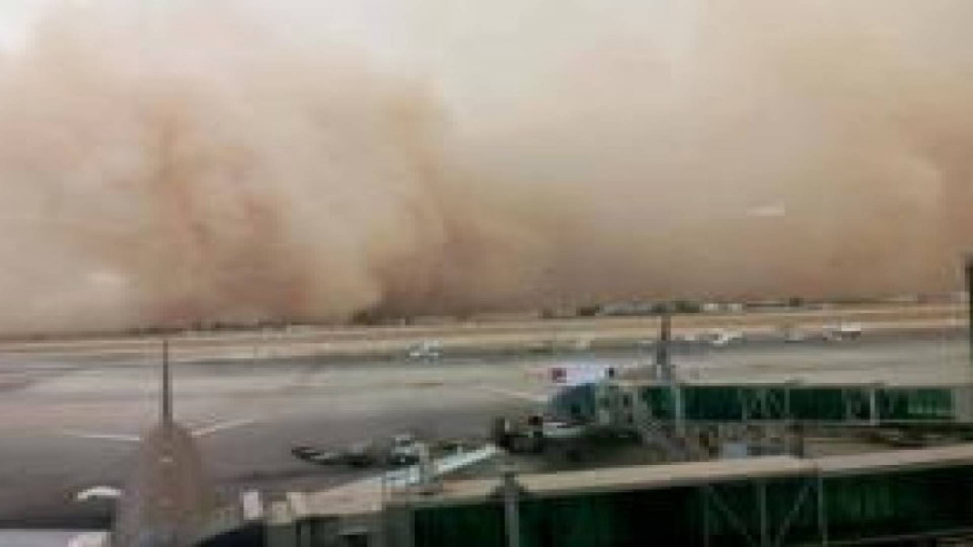 فيديو وصور : عاصفة رملية تضرب مطار الملكة علياء الدولي