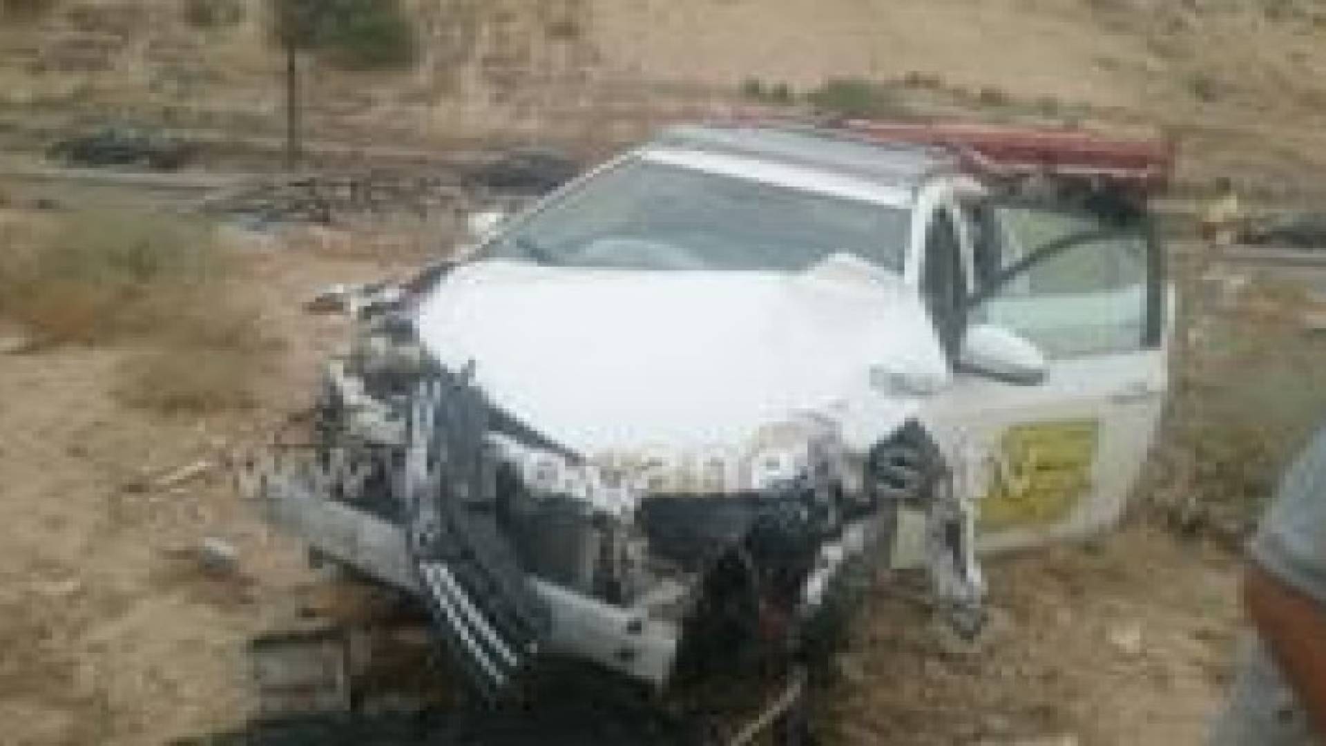 اصابات في اصطدام مركبة بعمود الضغط العالي على طريق البحر الميت . صور وتفاصيل