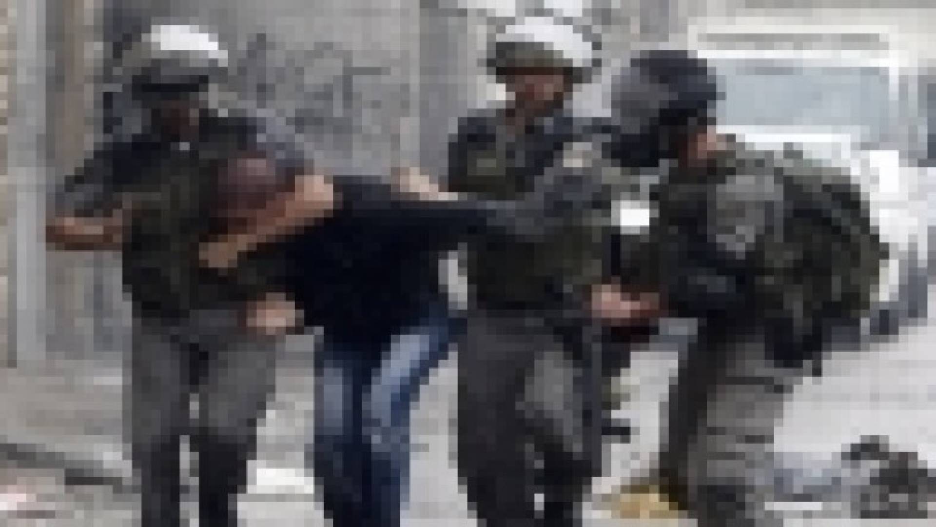 الاحتلال يعتقل شابين من بلدة بيت أمر في الخليل