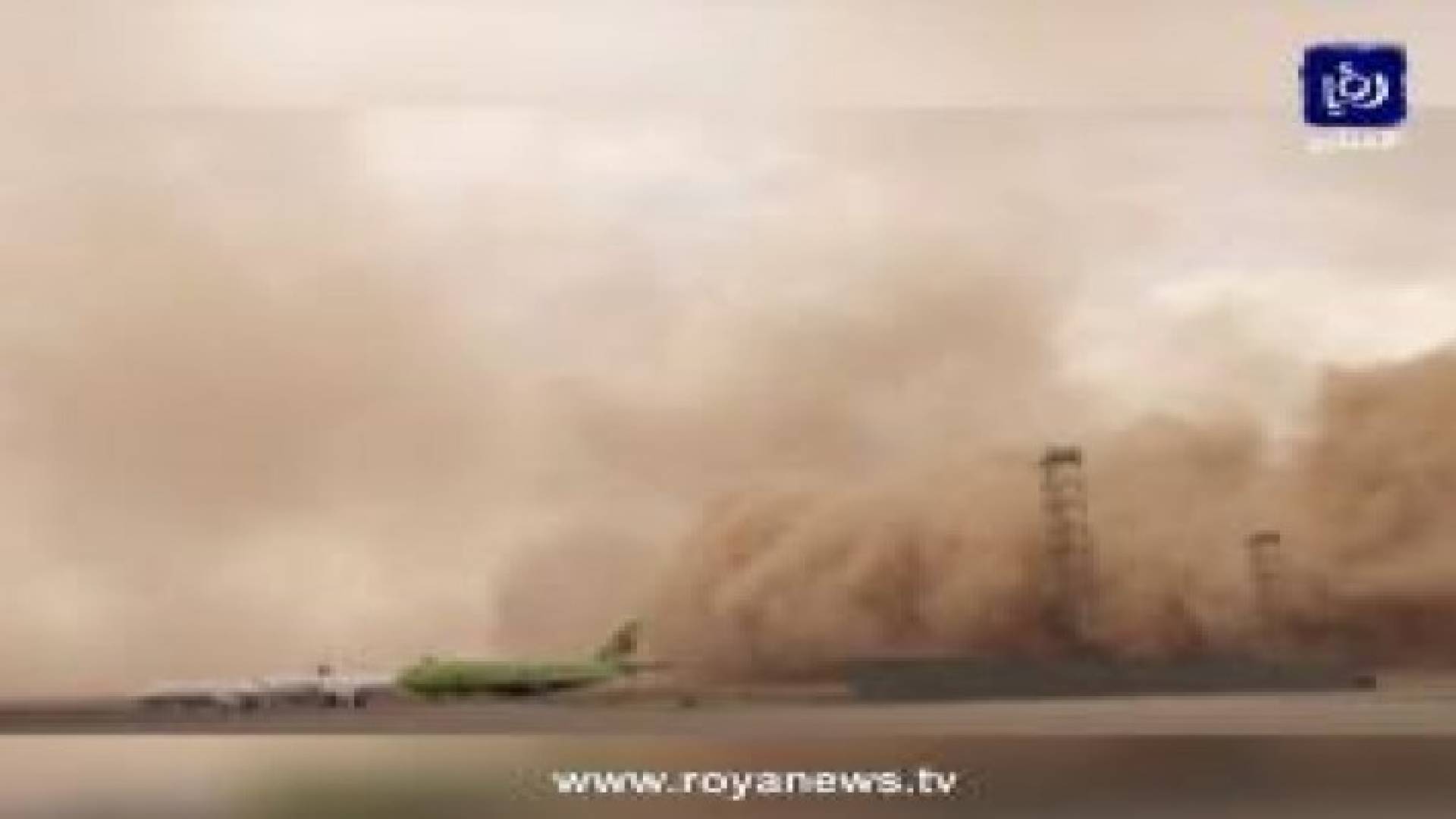بالفيديو: عاصفة رملية تضرب مطار الملكة علياء الأحد